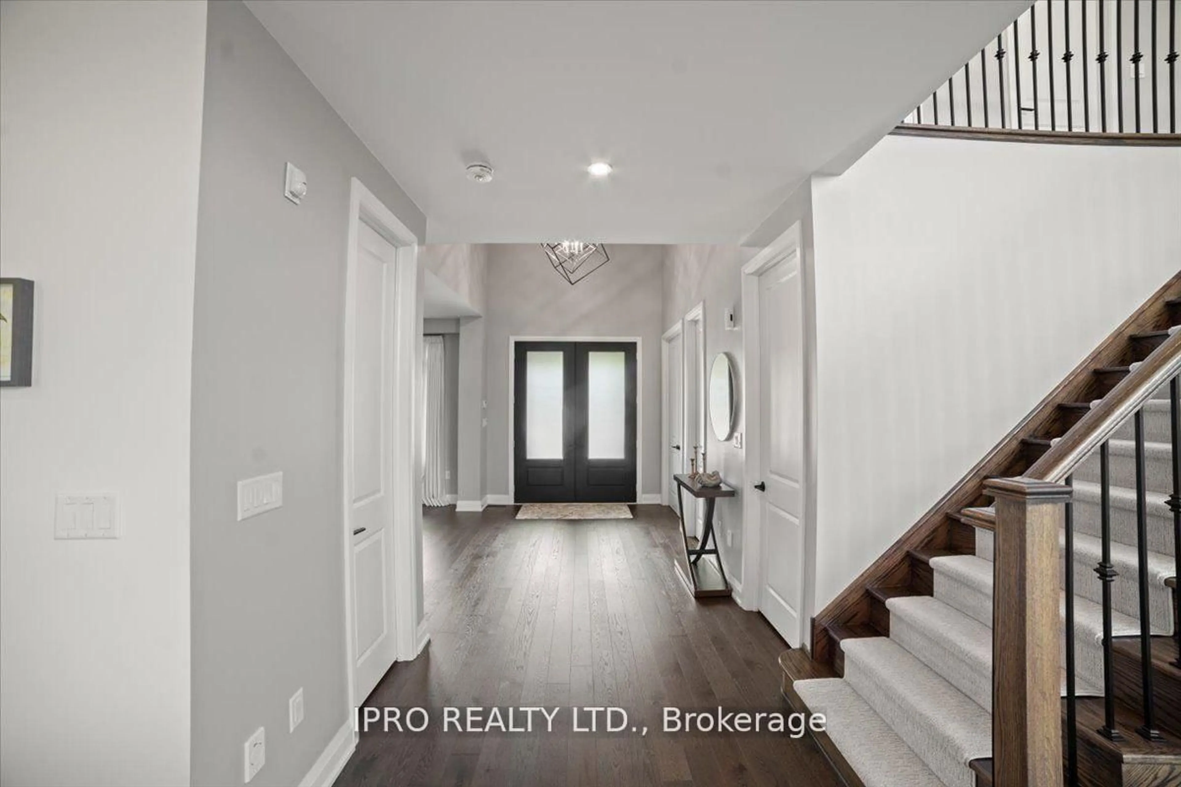 Indoor entryway for 138 Creekwood Crt, Blue Mountains Ontario L9Y 0V1