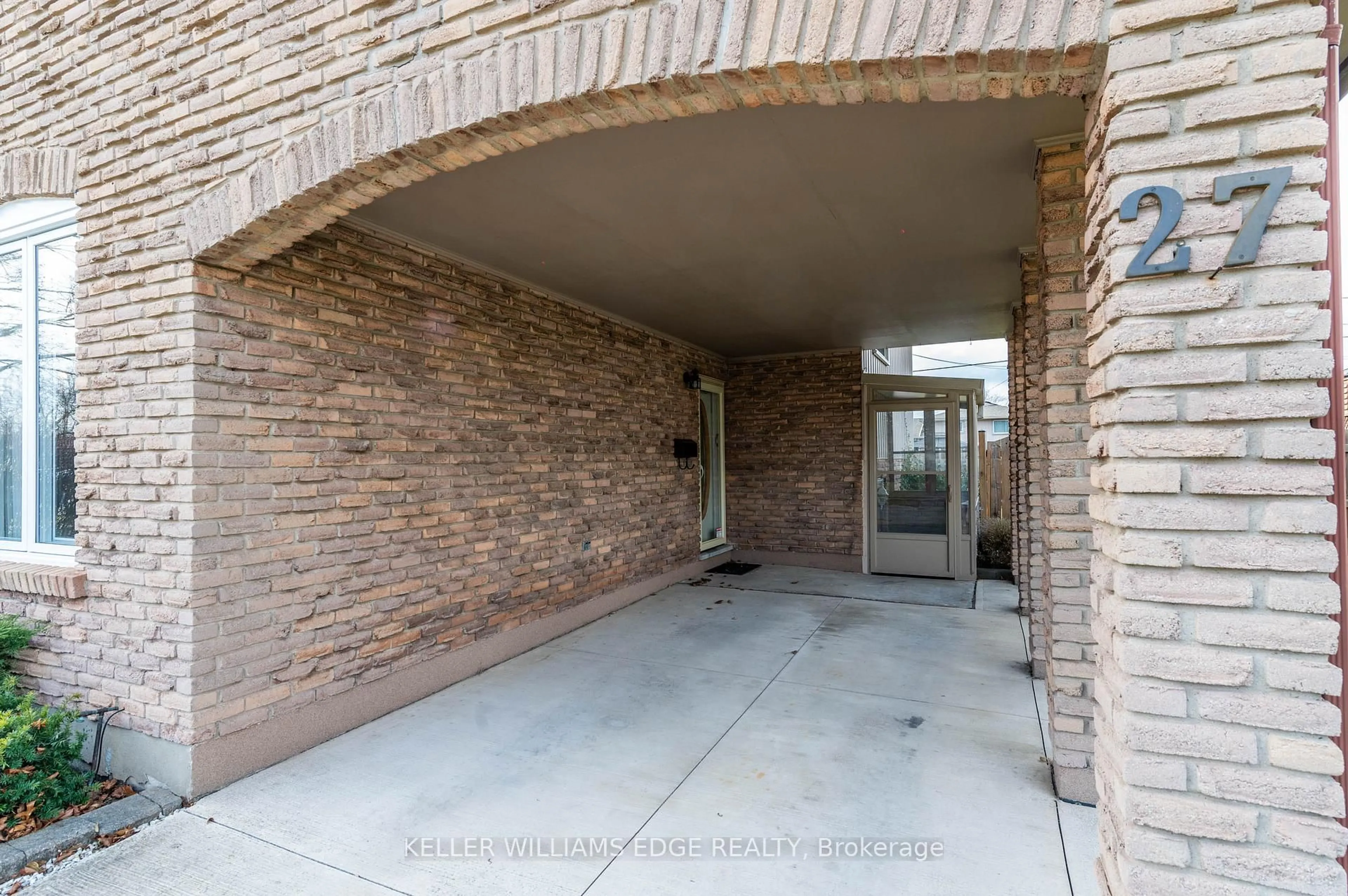 Indoor foyer for 27 Trelawn Pkwy, Welland Ontario L3C 1W4