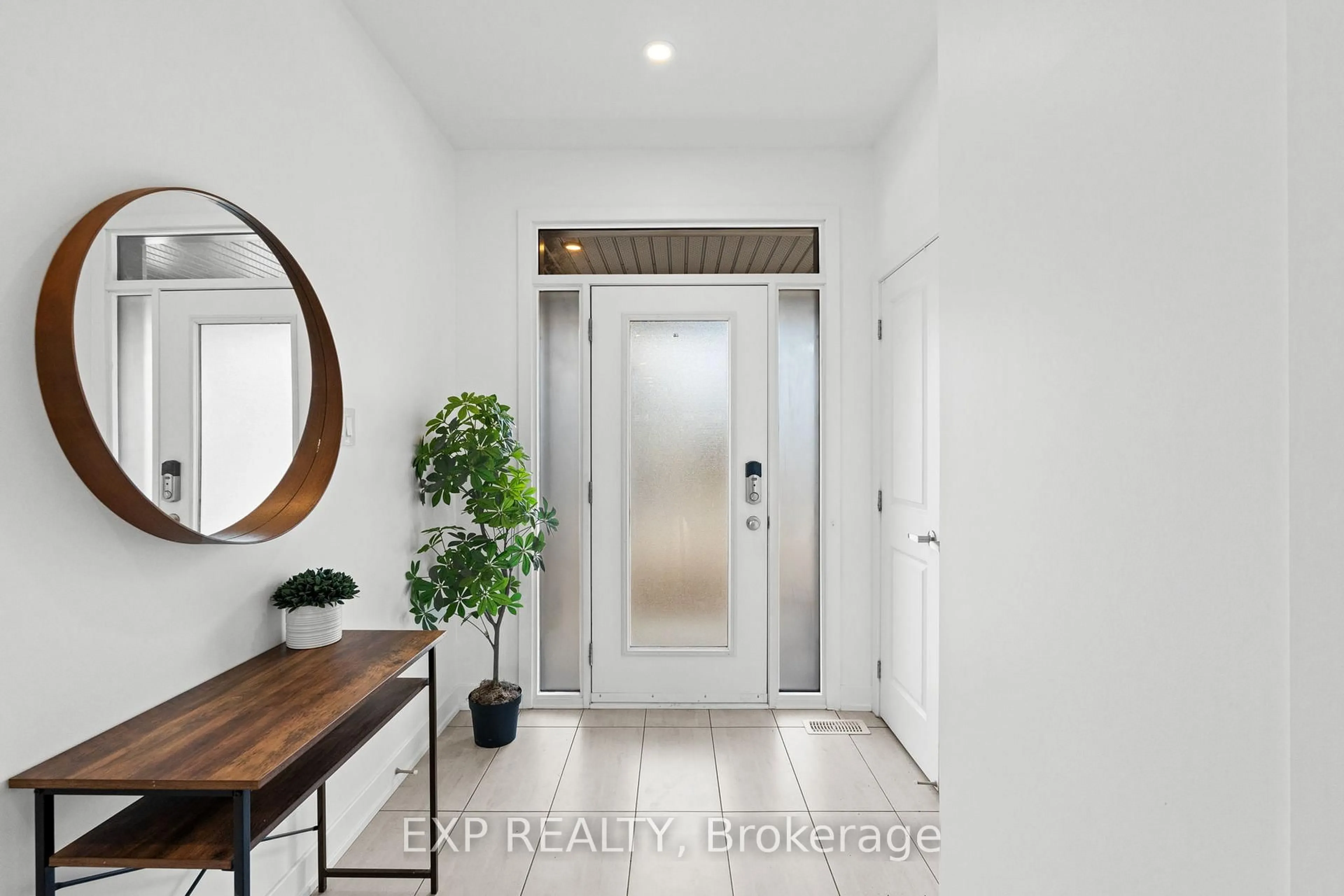 Indoor entryway for 653 Putney Cres, Ottawa Ontario K2S 2N7