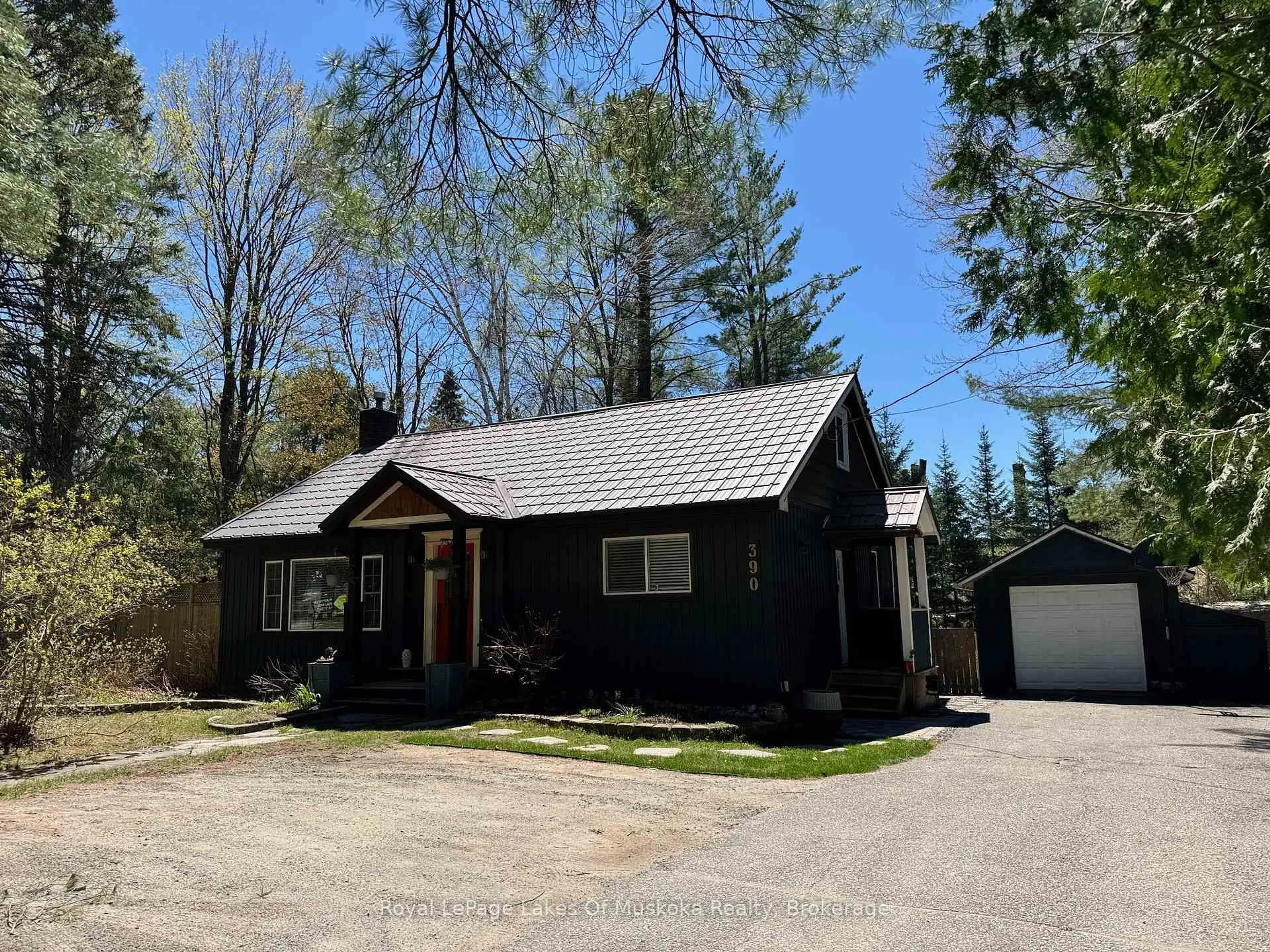 Unknown for 390 Manitoba St, Bracebridge Ontario P1L 2C6
