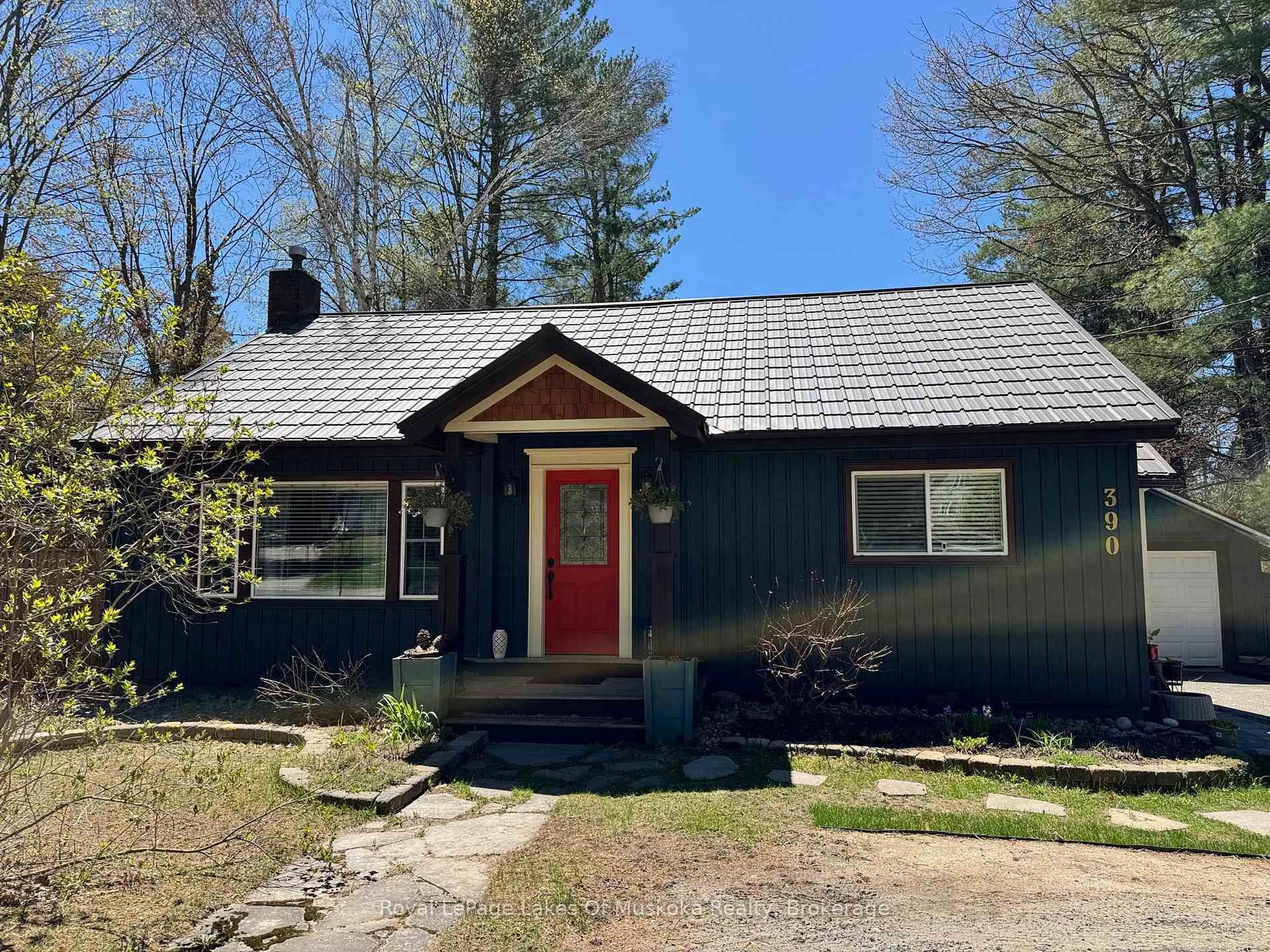 Home with vinyl exterior material, street for 390 Manitoba St, Bracebridge Ontario P1L 2C6