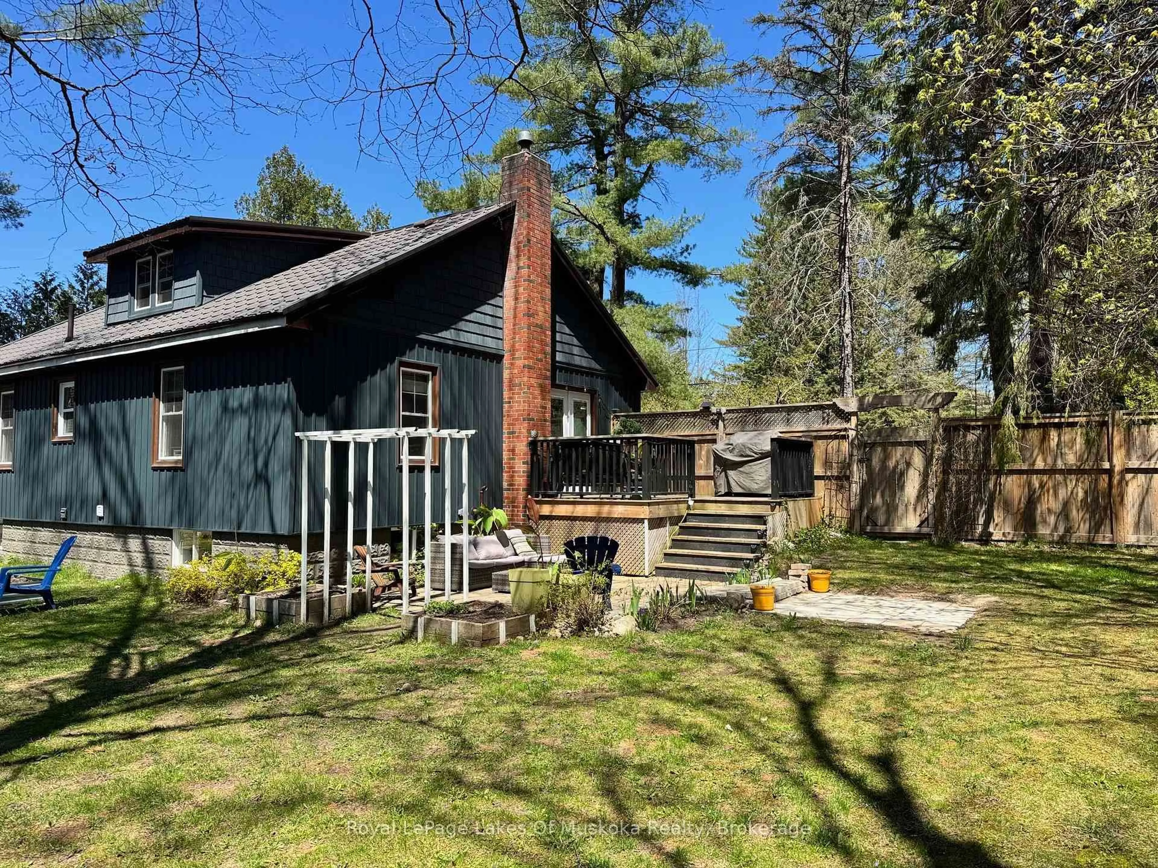 A pic from outside/outdoor area/front of a property/back of a property/a pic from drone, forest/trees view for 390 Manitoba St, Bracebridge Ontario P1L 2C6