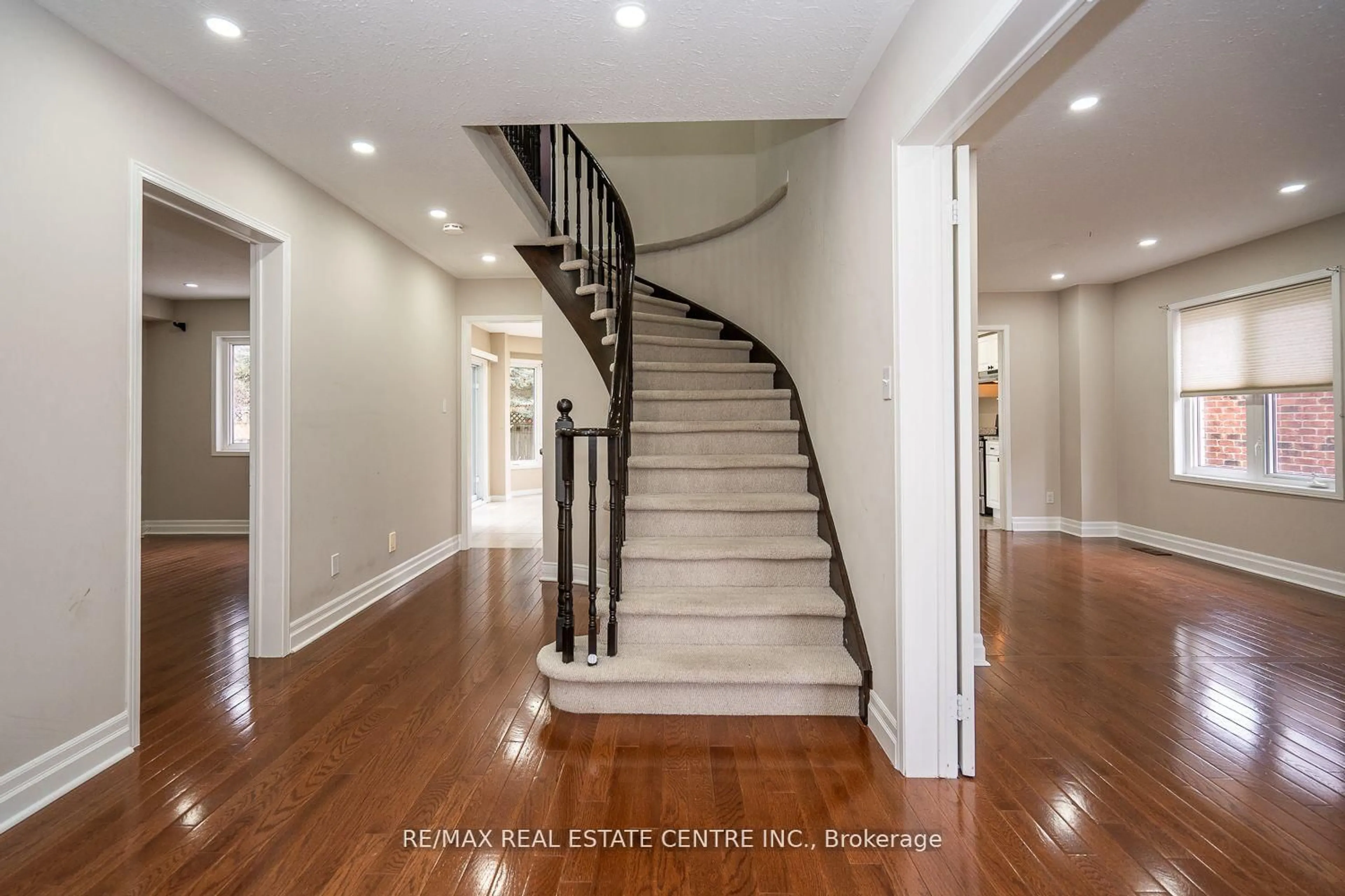 Indoor entryway for 416 Olde Village Lane, Shelburne Ontario L9V 3A4