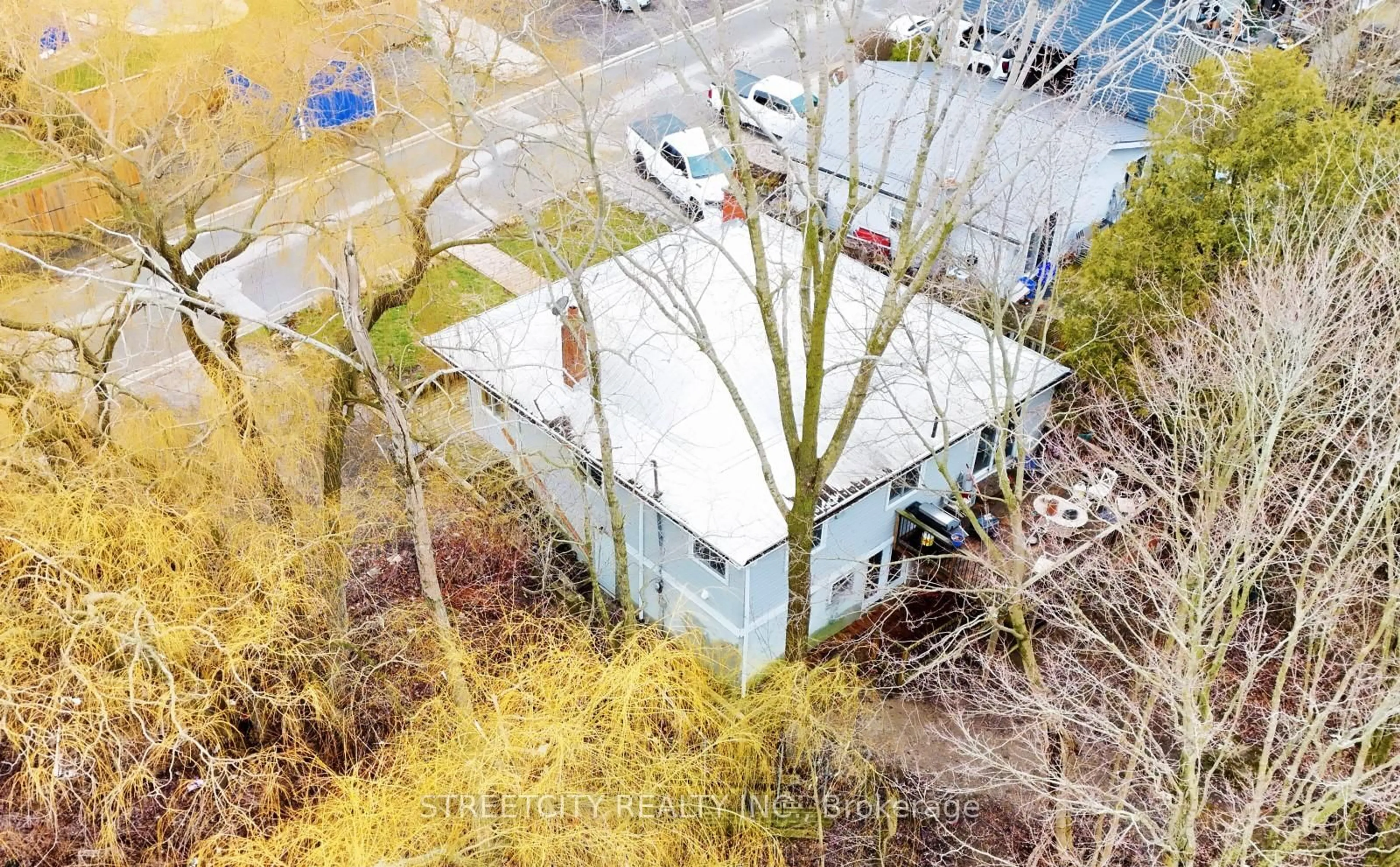 A pic from outside/outdoor area/front of a property/back of a property/a pic from drone, city buildings view from balcony for 417 Tower Heights Dr, Central Elgin Ontario N5L 1G3