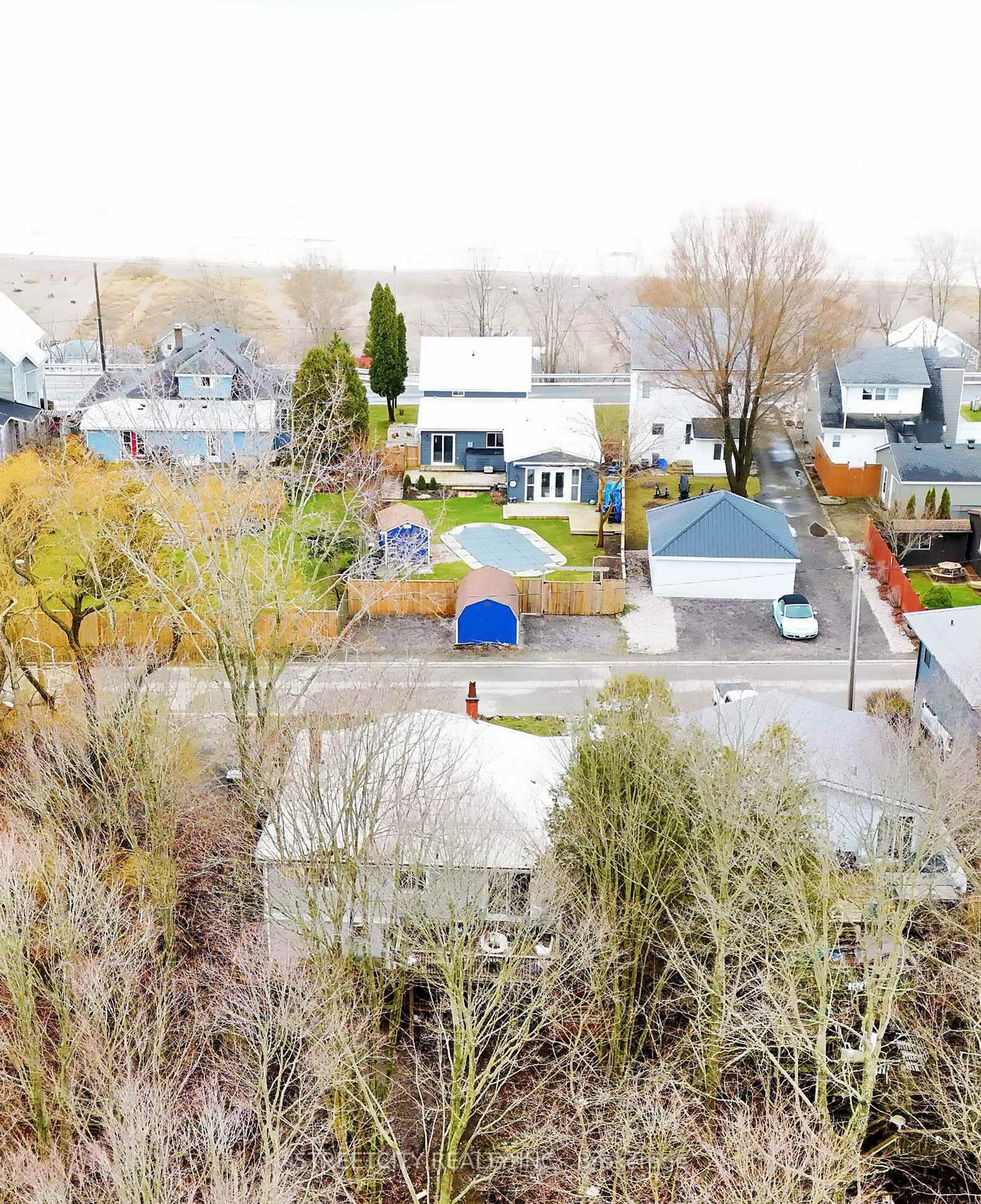 A pic from outside/outdoor area/front of a property/back of a property/a pic from drone, street for 417 Tower Heights Dr, Central Elgin Ontario N5L 1G3