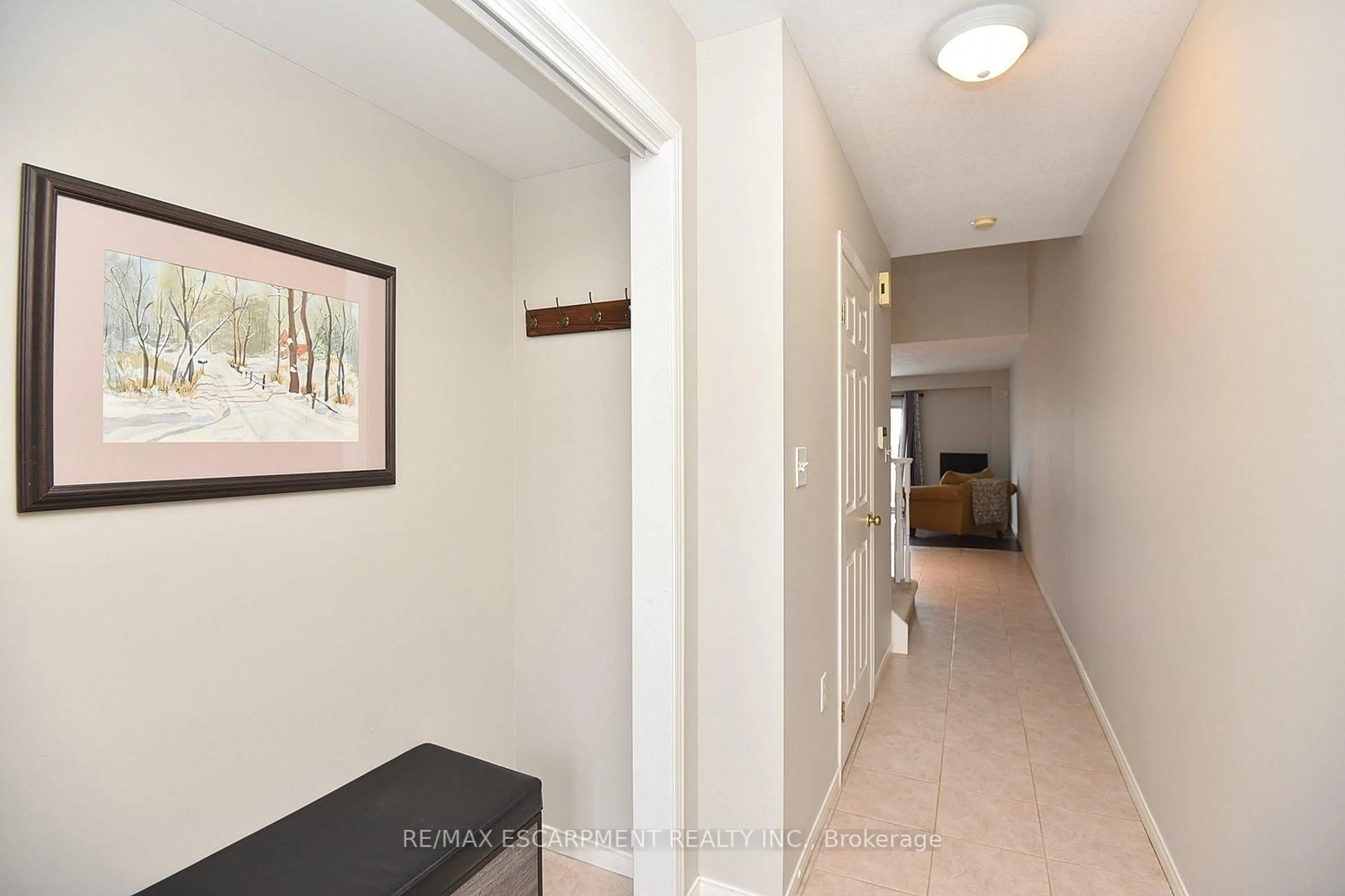 Indoor entryway for 174 Highbury Dr #5, Hamilton Ontario L8J 3T8