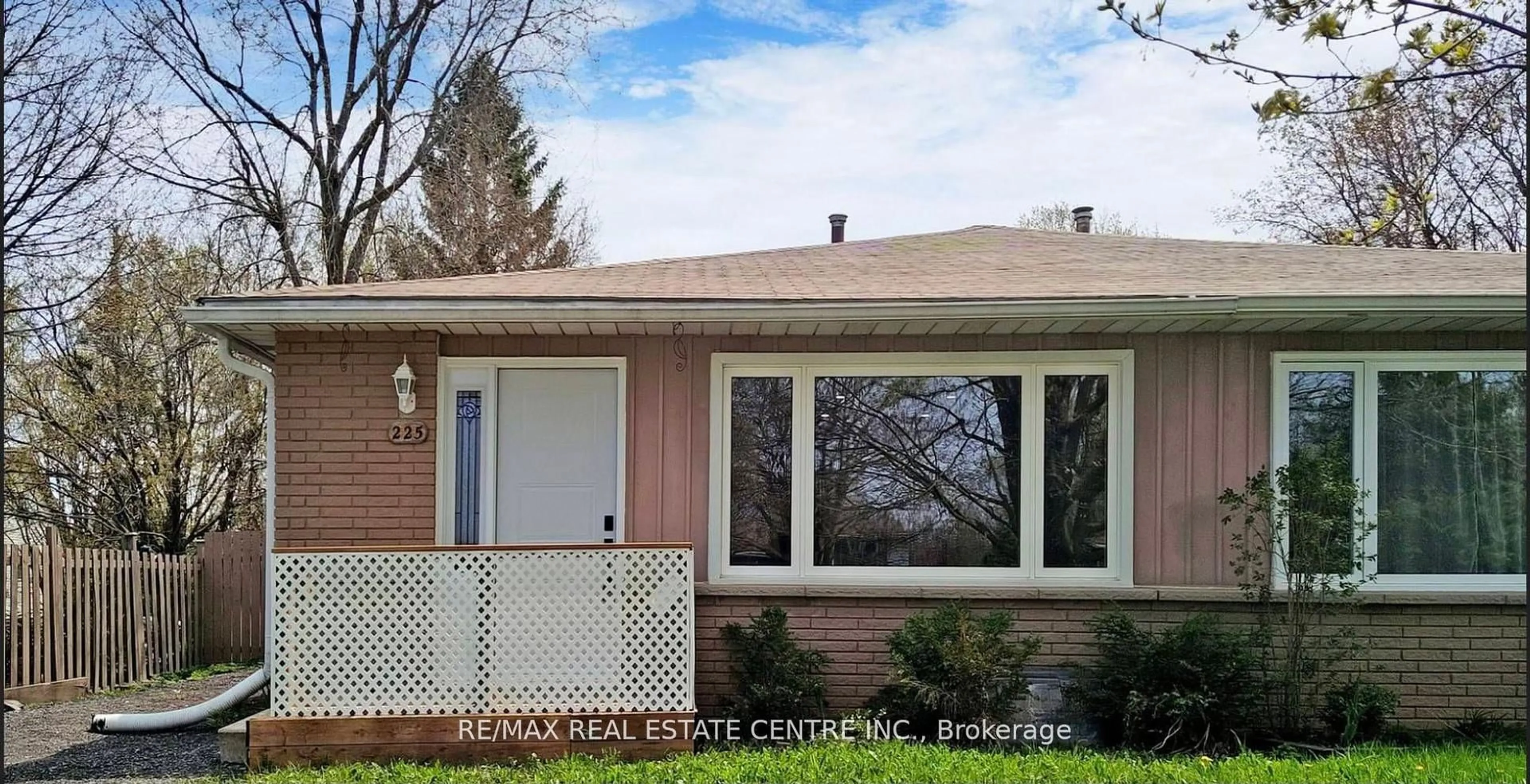 Home with brick exterior material, street for 225 Simon St, Shelburne Ontario L9V 3Y3