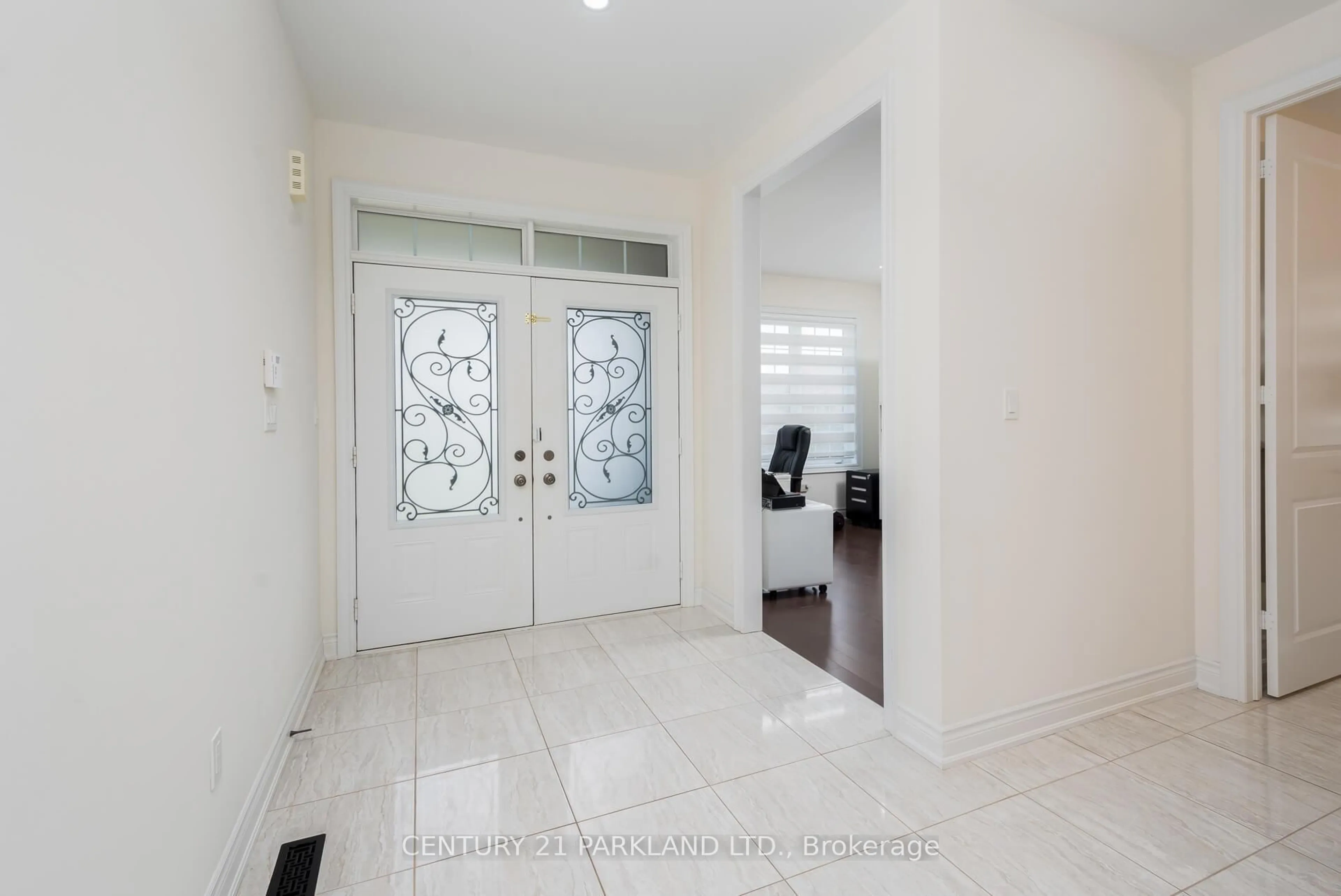 Indoor entryway for 15 St. Mark's Cres, Mono Ontario L9W 6X1
