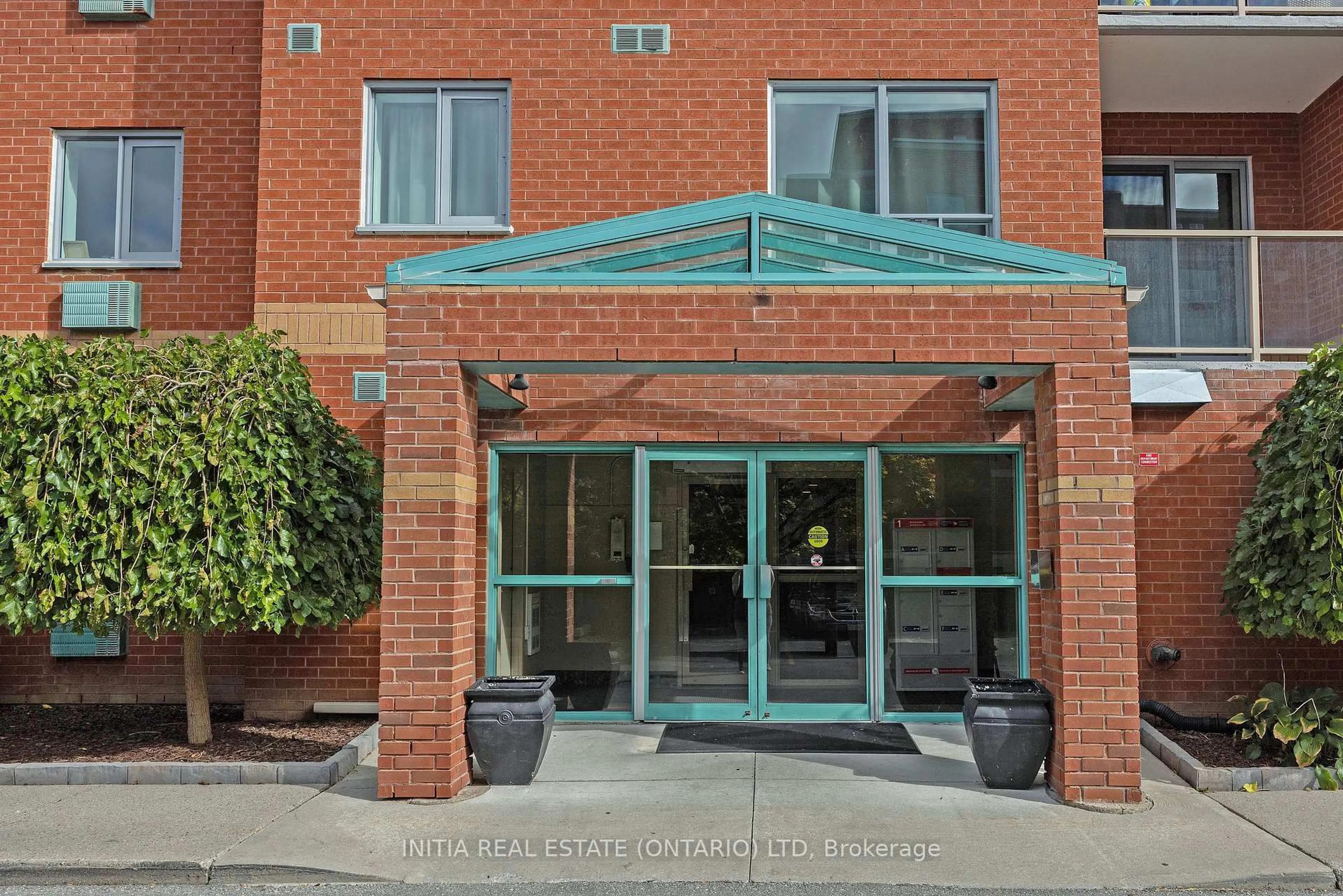 Indoor foyer for 77 Baseline Rd #104, London South Ontario N6J 1V5