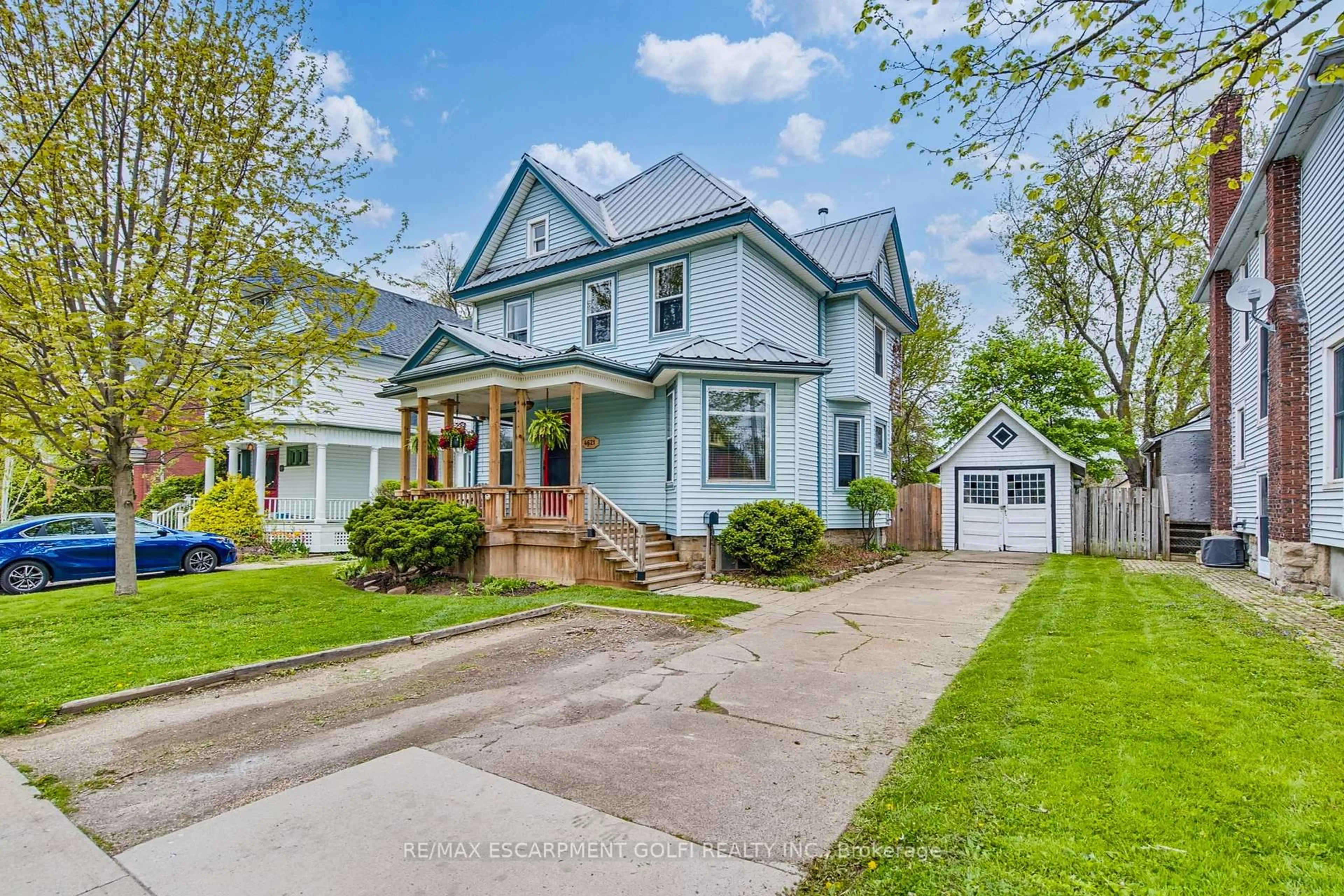 Home with vinyl exterior material, street for 4621 Ellis St, Niagara Falls Ontario L2E 1H8