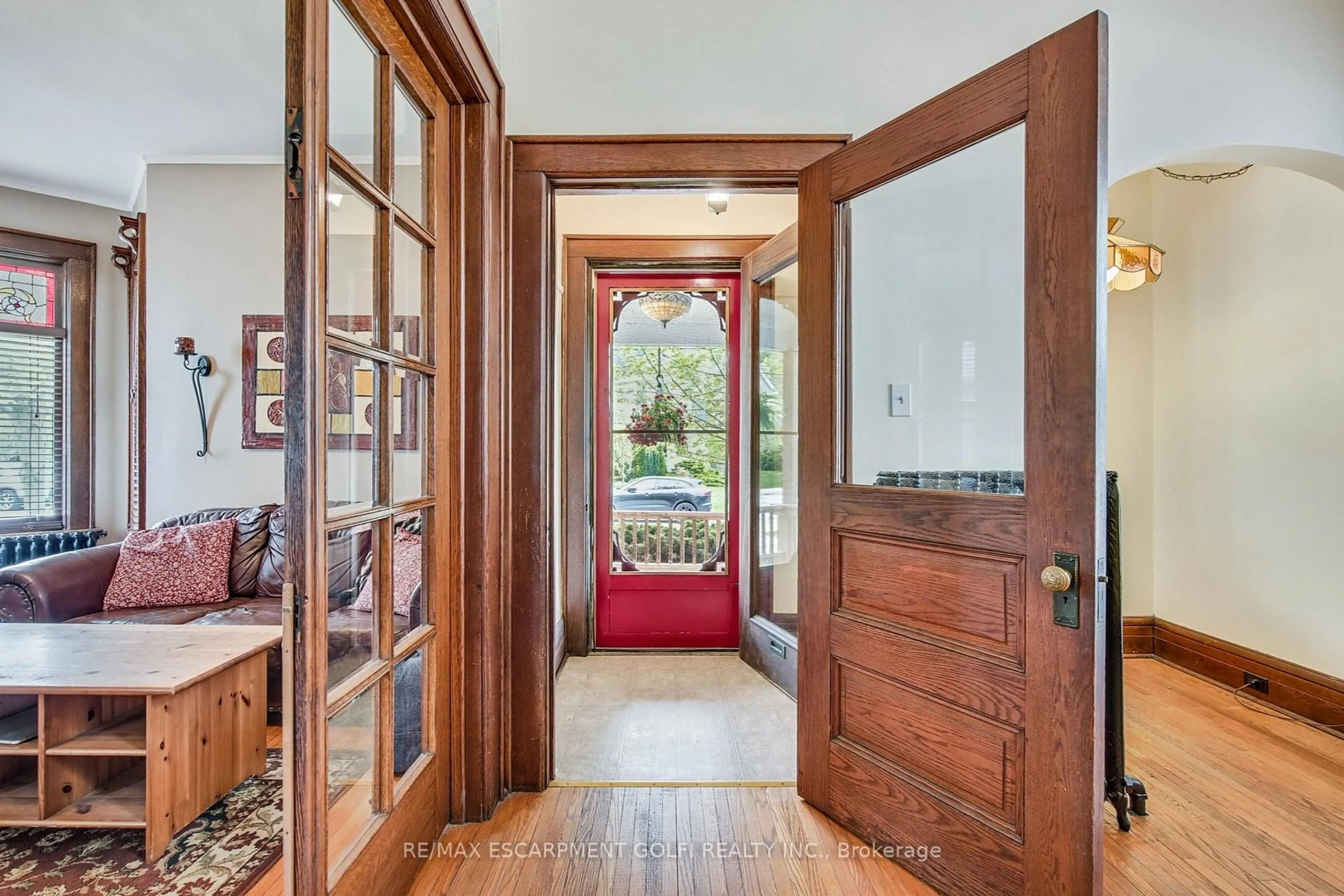 Indoor entryway for 4621 Ellis St, Niagara Falls Ontario L2E 1H8