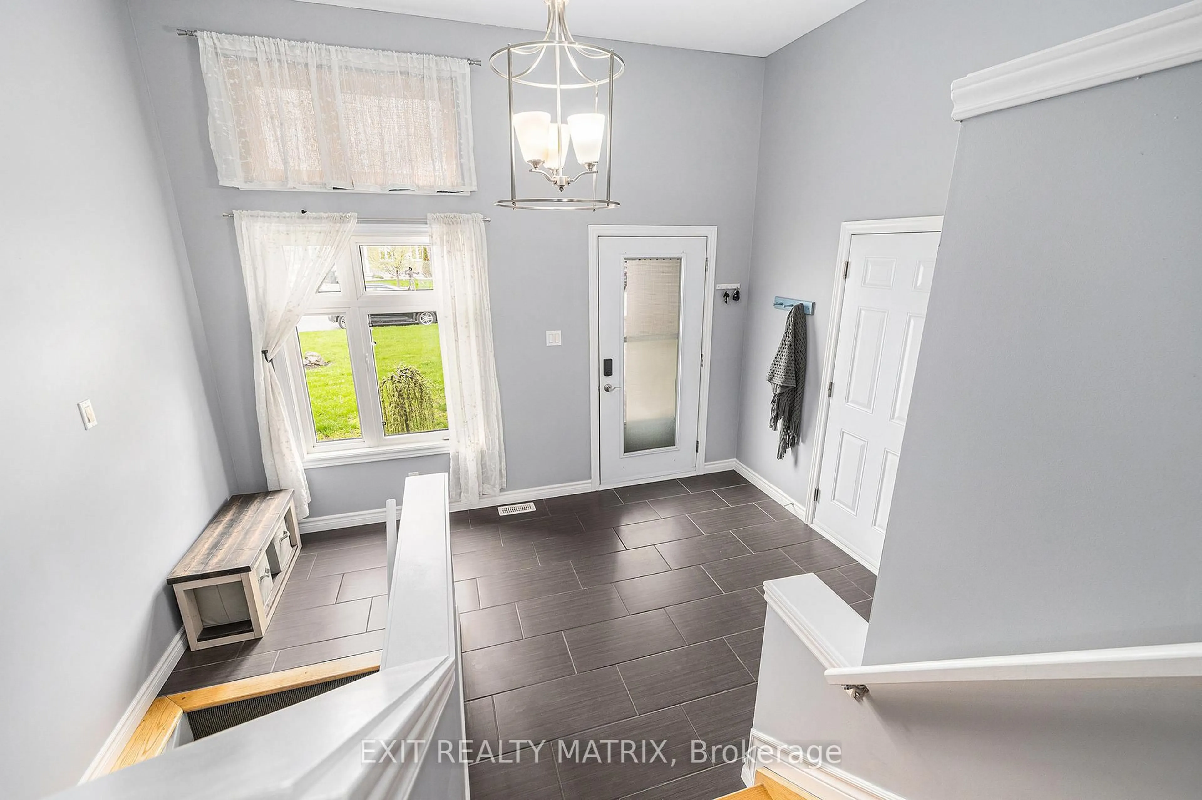 Indoor entryway for 446 Denis St, Alfred and Plantagenet Ontario K0A 3K0