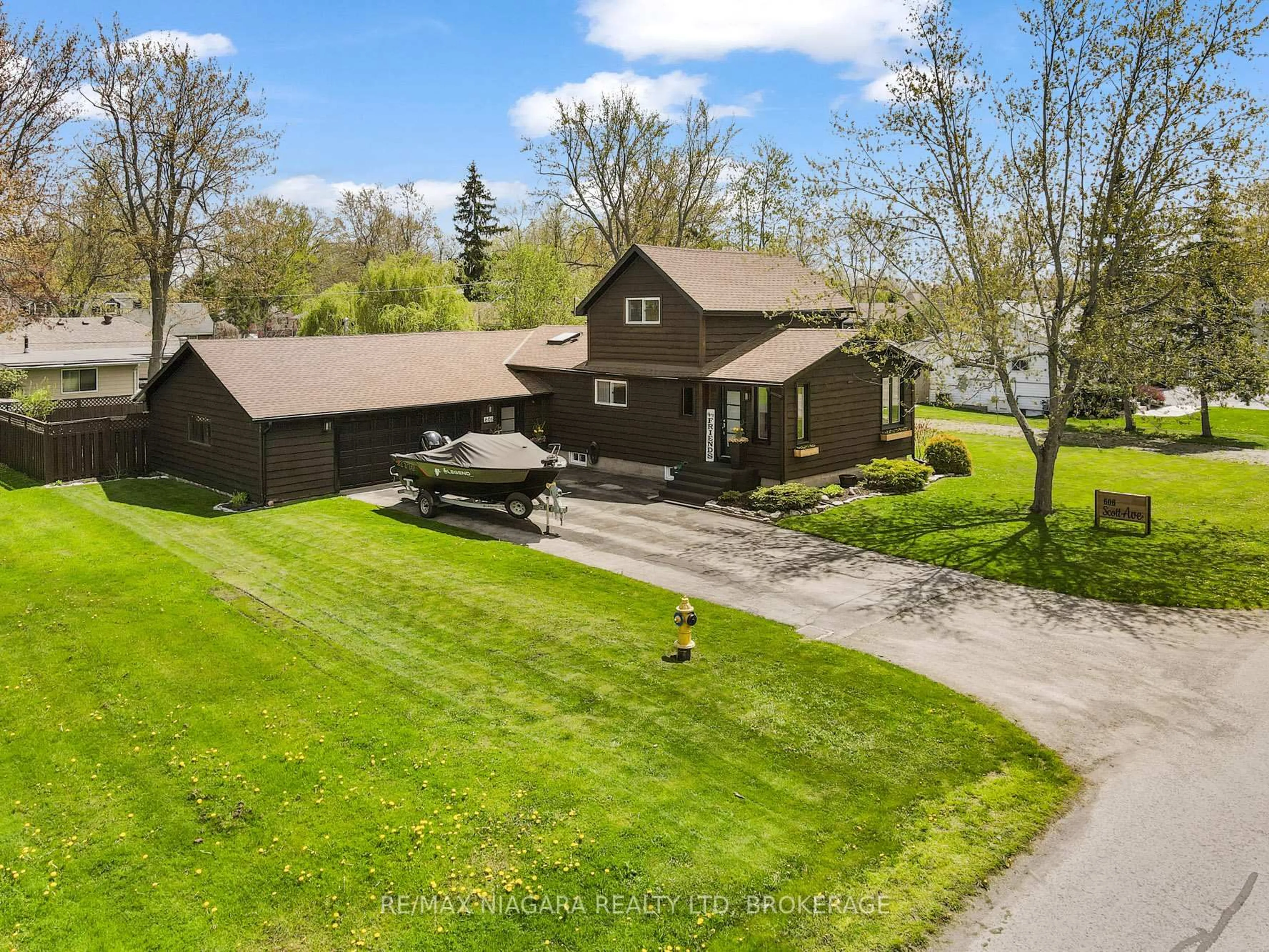 A pic from outside/outdoor area/front of a property/back of a property/a pic from drone, water/lake/river/ocean view for 606 Scott Ave, Fort Erie Ontario L2A 5G2