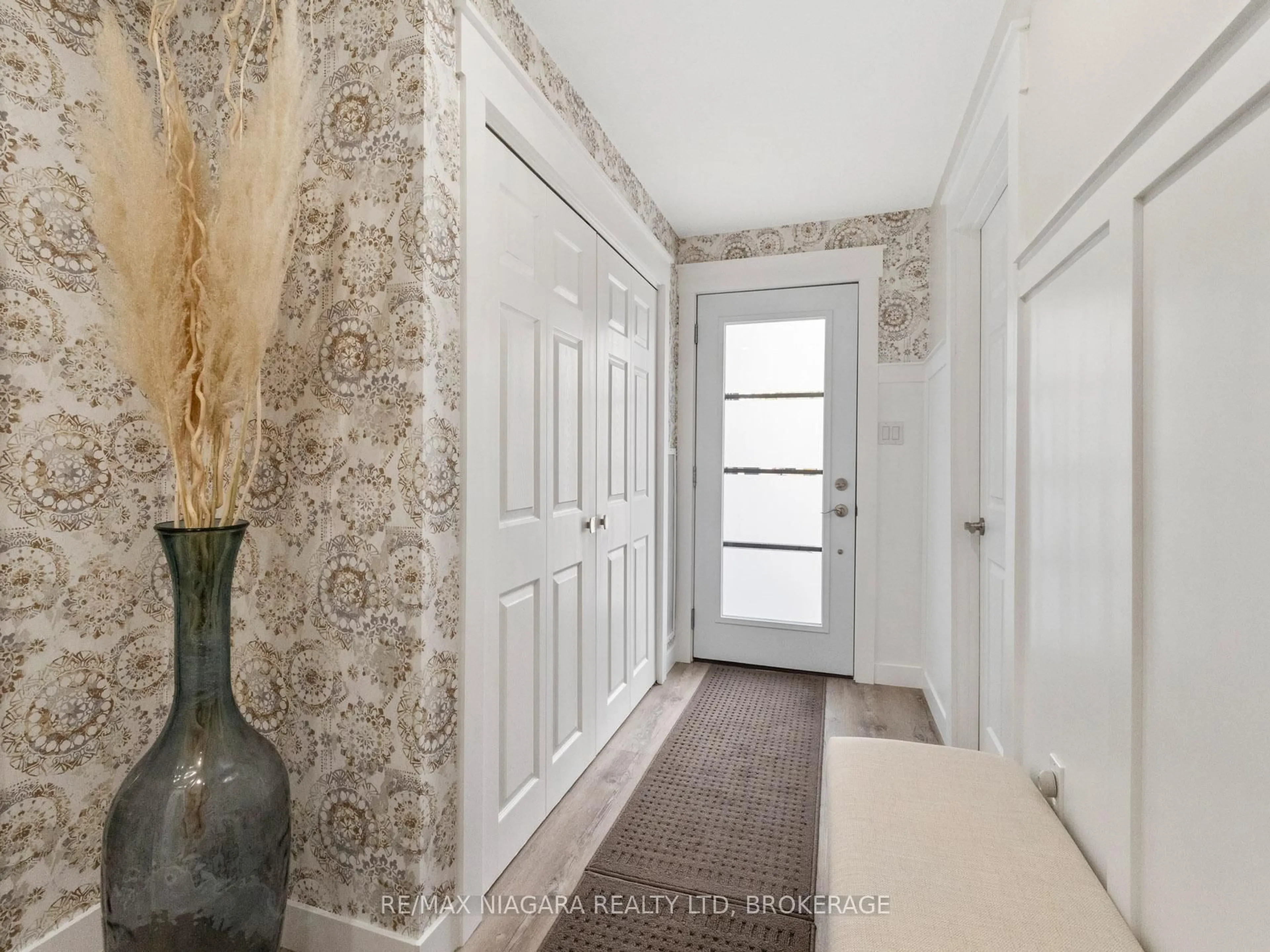 Indoor entryway for 606 Scott Ave, Fort Erie Ontario L2A 5G2