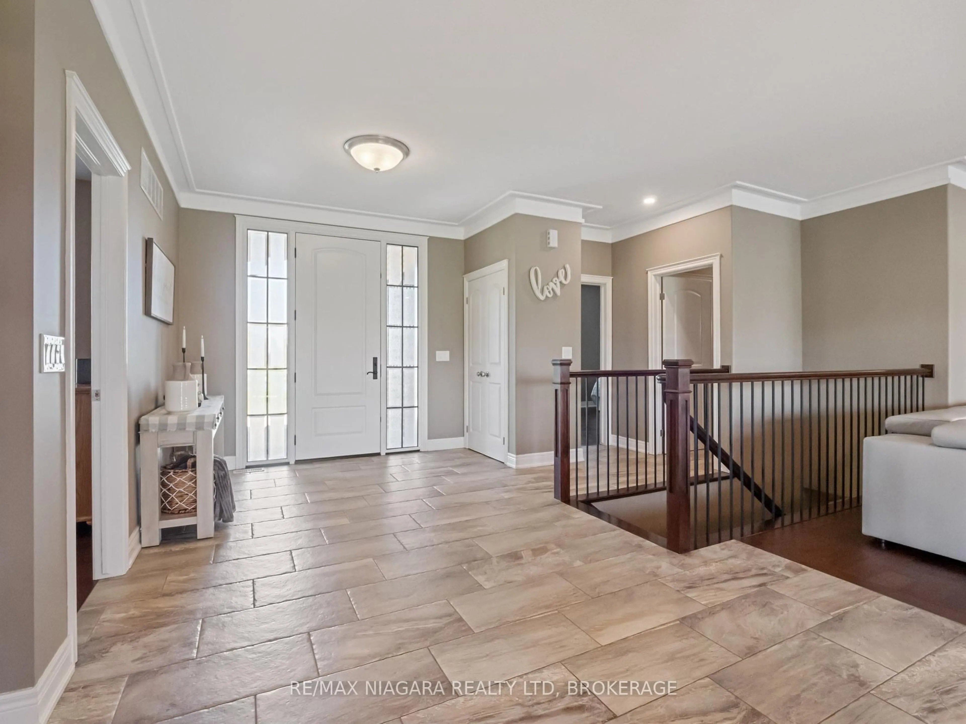 Indoor entryway for 20227 Youngs Rd, Wainfleet Ontario L3K 5V4