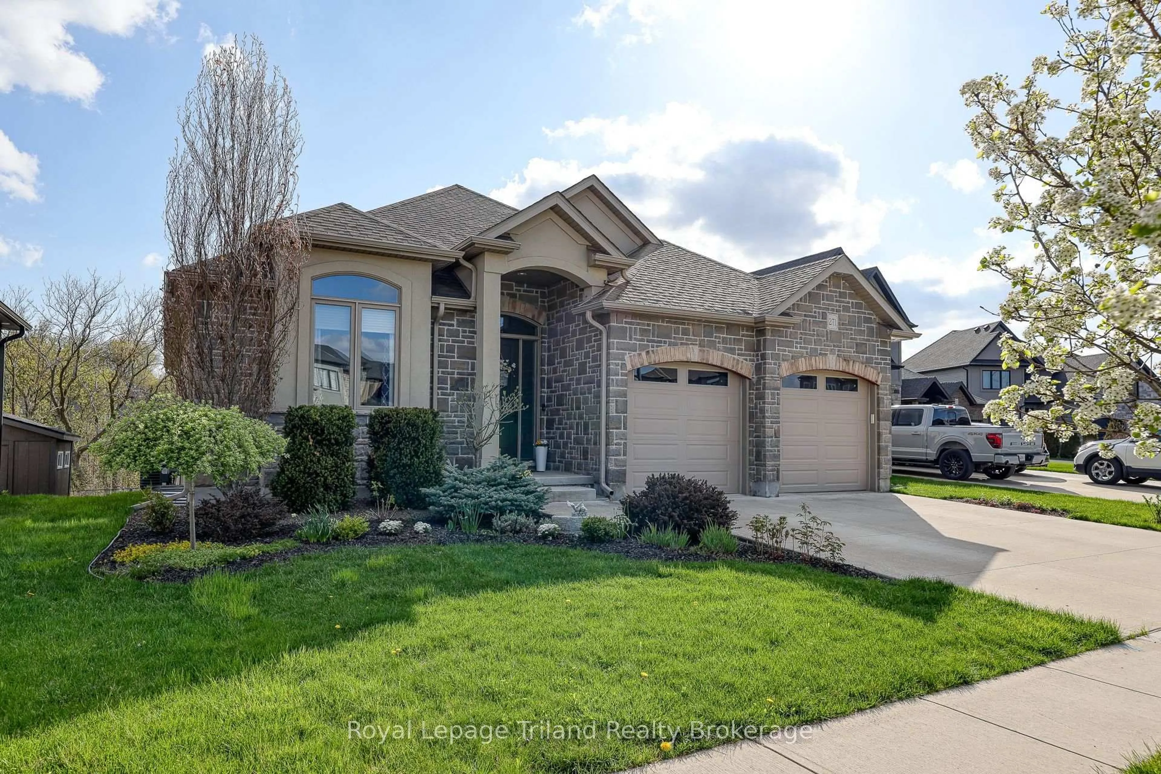 Home with brick exterior material, street for 271 Wedgewood Dr, Woodstock Ontario N4T 0J1
