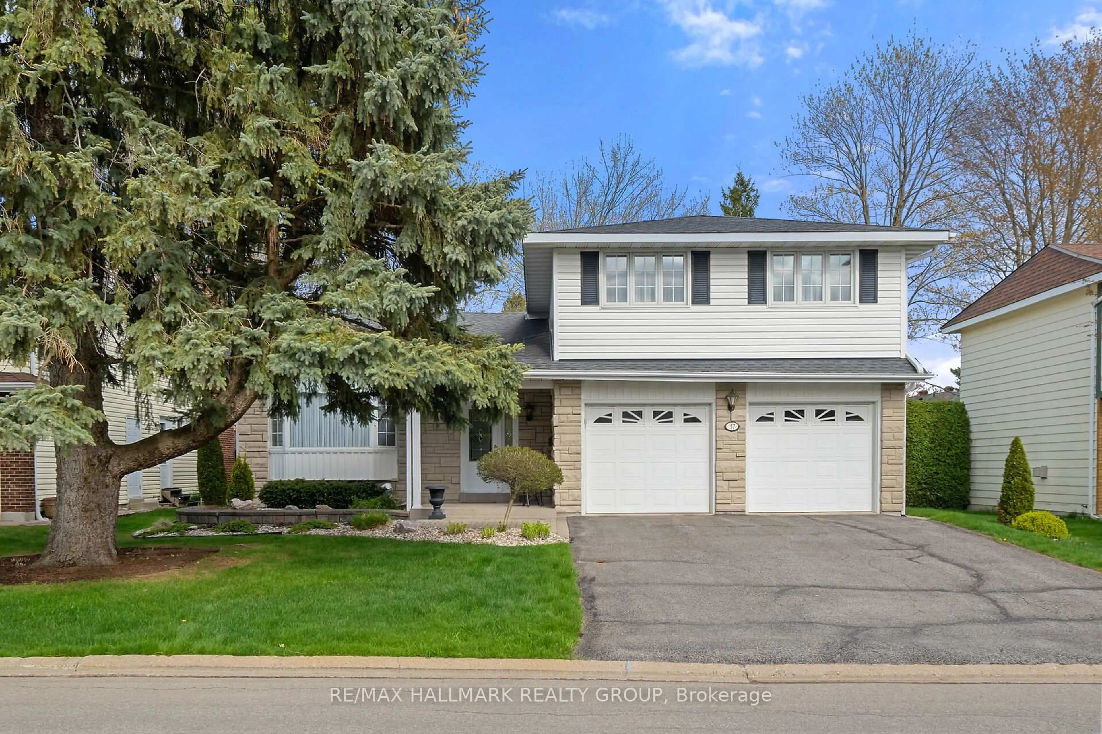 Home with vinyl exterior material, street for 37 Wedgewood Cres, Ottawa Ontario K1B 4B5