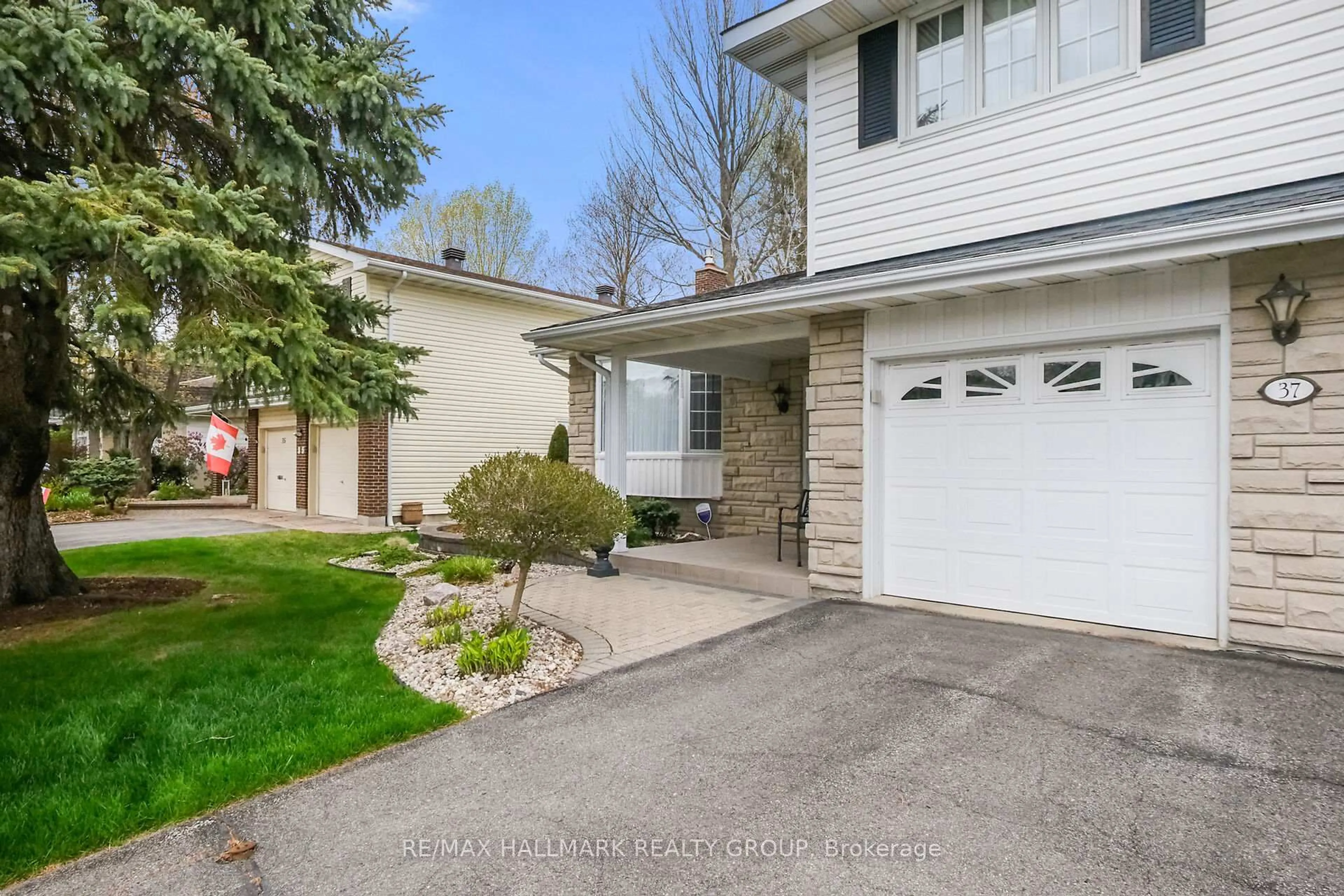 Home with vinyl exterior material, street for 37 Wedgewood Cres, Ottawa Ontario K1B 4B5
