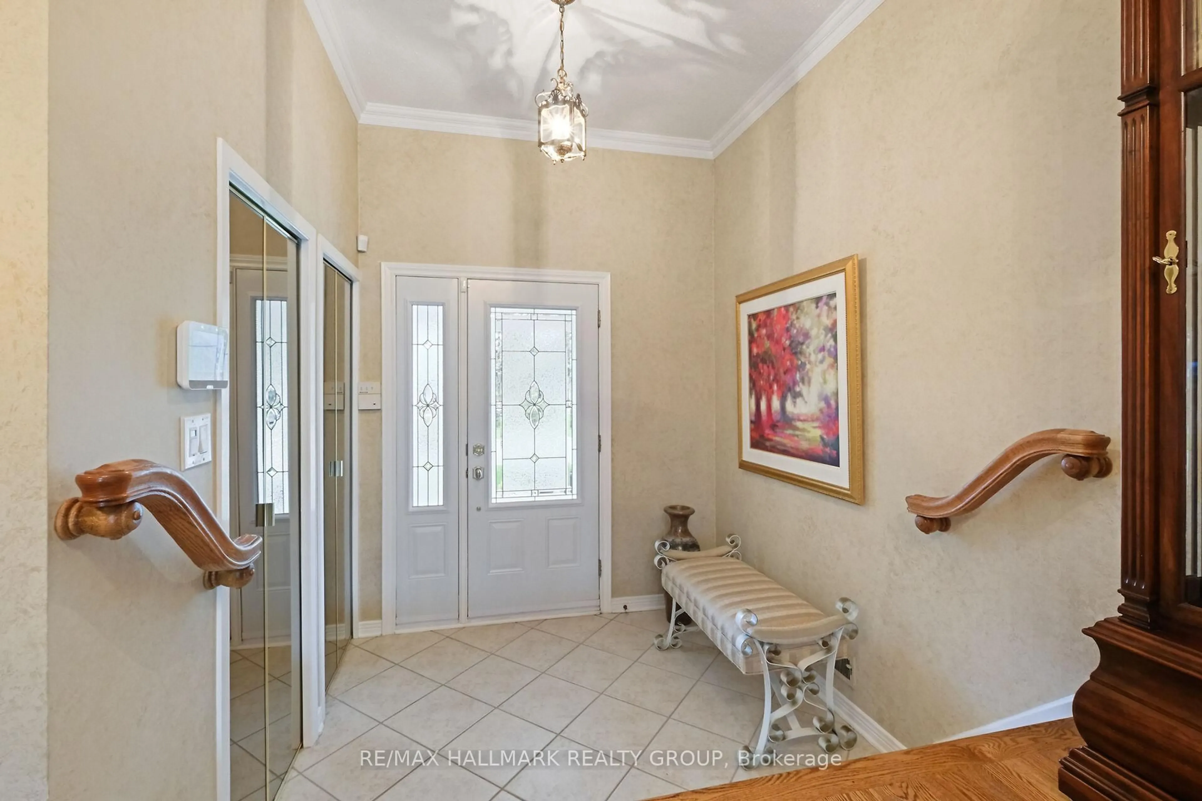 Indoor foyer for 37 Wedgewood Cres, Ottawa Ontario K1B 4B5