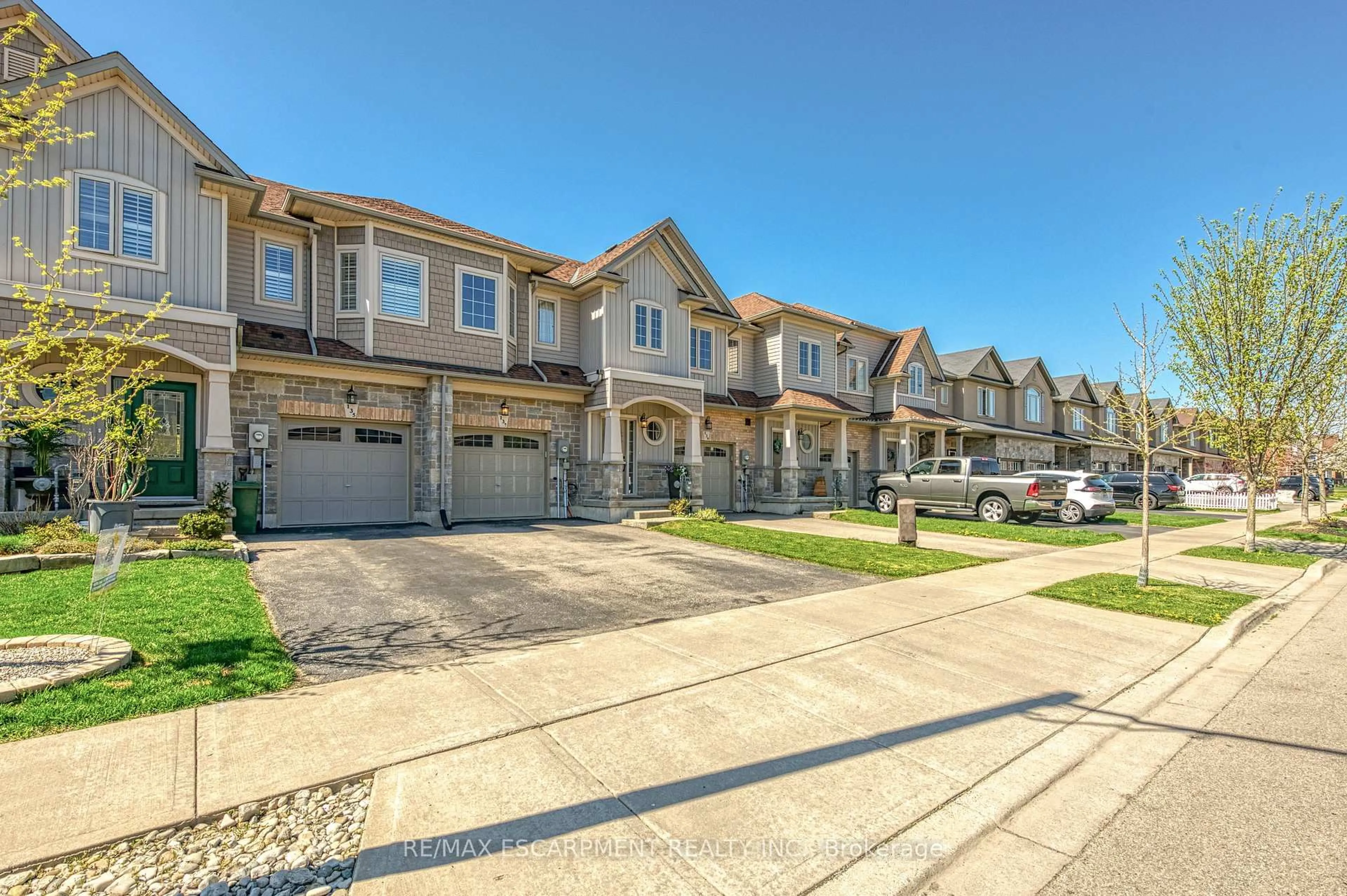A pic from outside/outdoor area/front of a property/back of a property/a pic from drone, street for 137 Kinsman Dr, Hamilton Ontario L0R 1C0