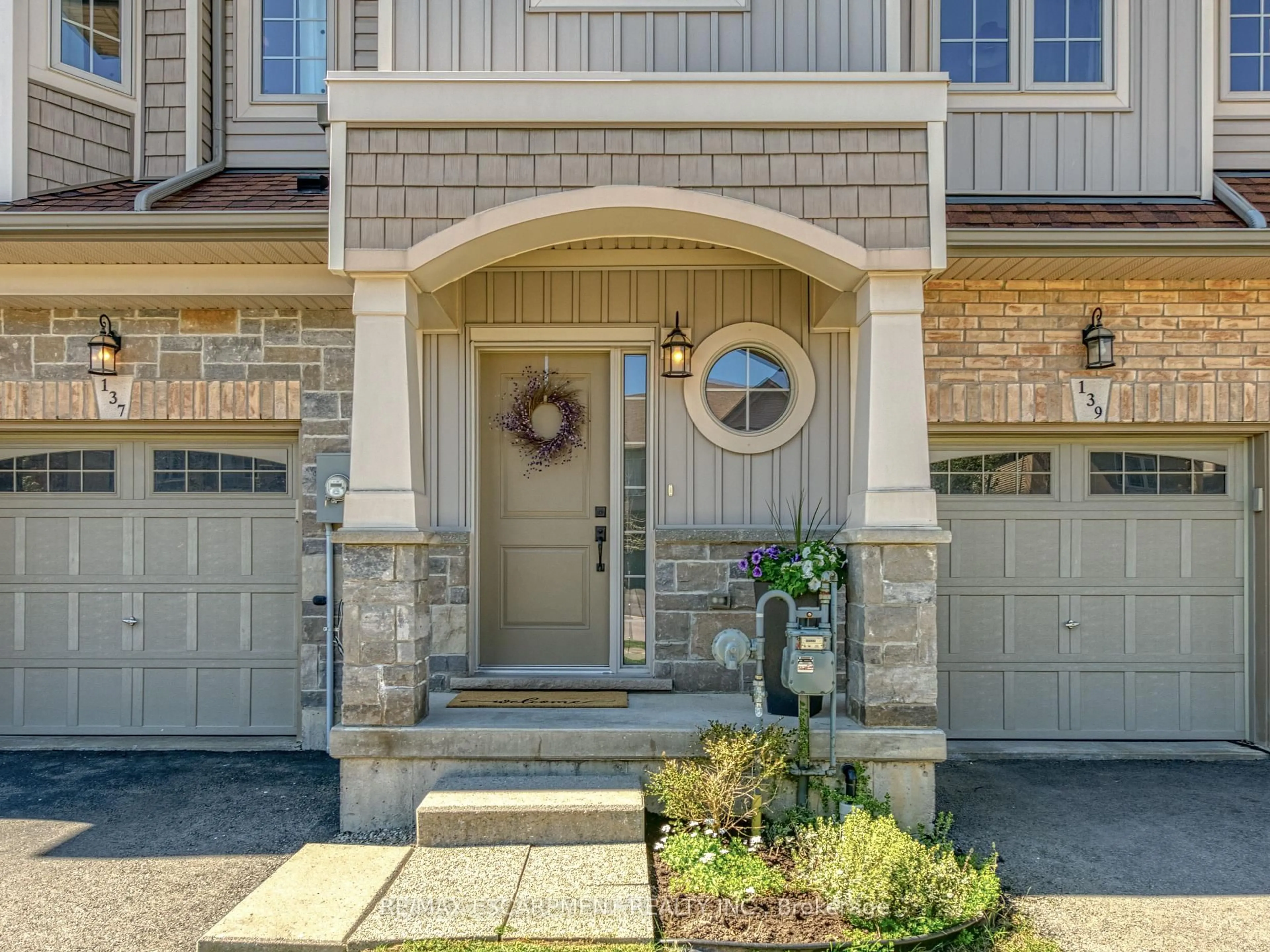 Indoor entryway for 137 Kinsman Dr, Hamilton Ontario L0R 1C0