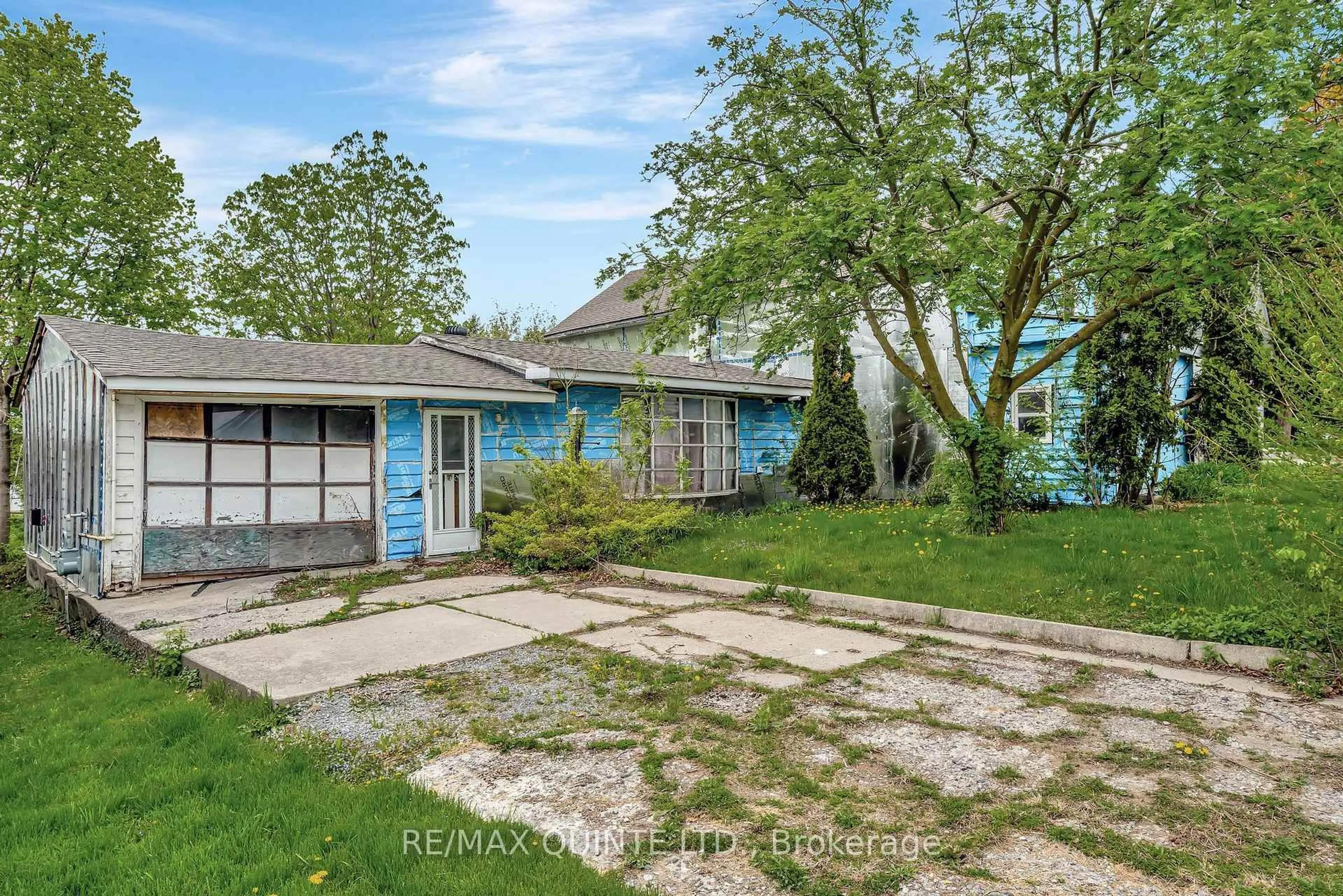 A pic from outside/outdoor area/front of a property/back of a property/a pic from drone, street for 90 Gordon St, Belleville Ontario K8P 3E8