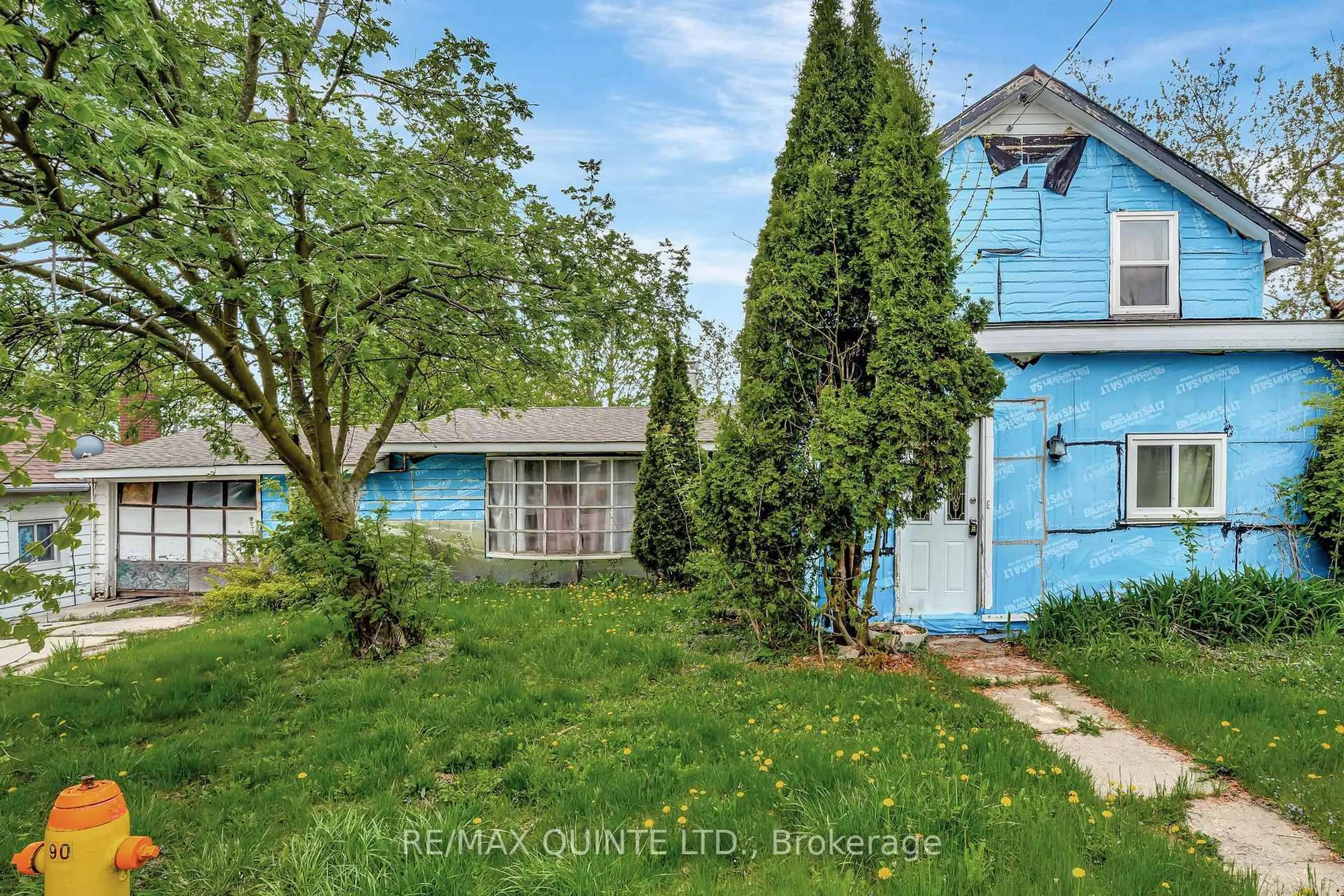 A pic from outside/outdoor area/front of a property/back of a property/a pic from drone, street for 90 Gordon St, Belleville Ontario K8P 3E8