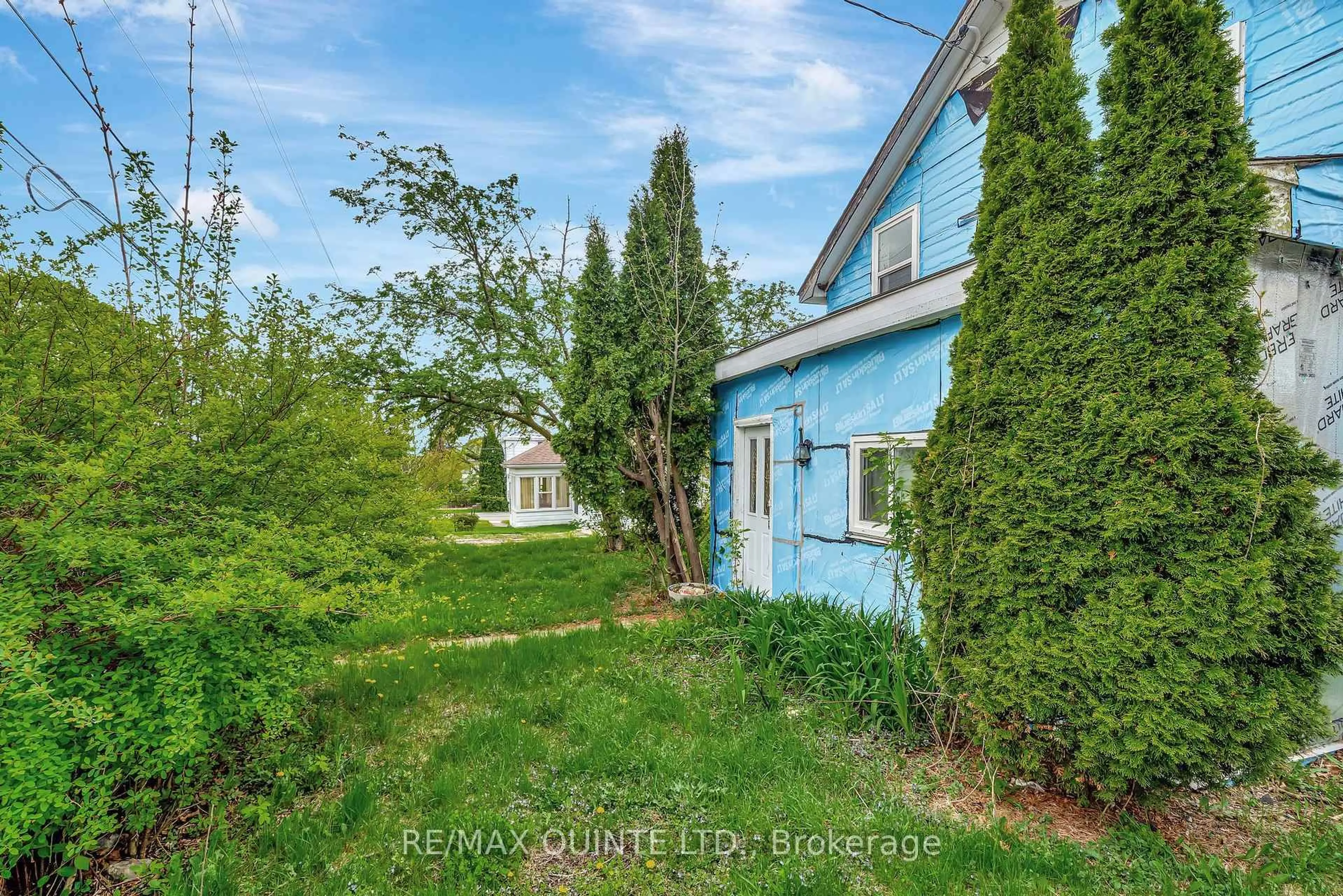 A pic from outside/outdoor area/front of a property/back of a property/a pic from drone, street for 90 Gordon St, Belleville Ontario K8P 3E8