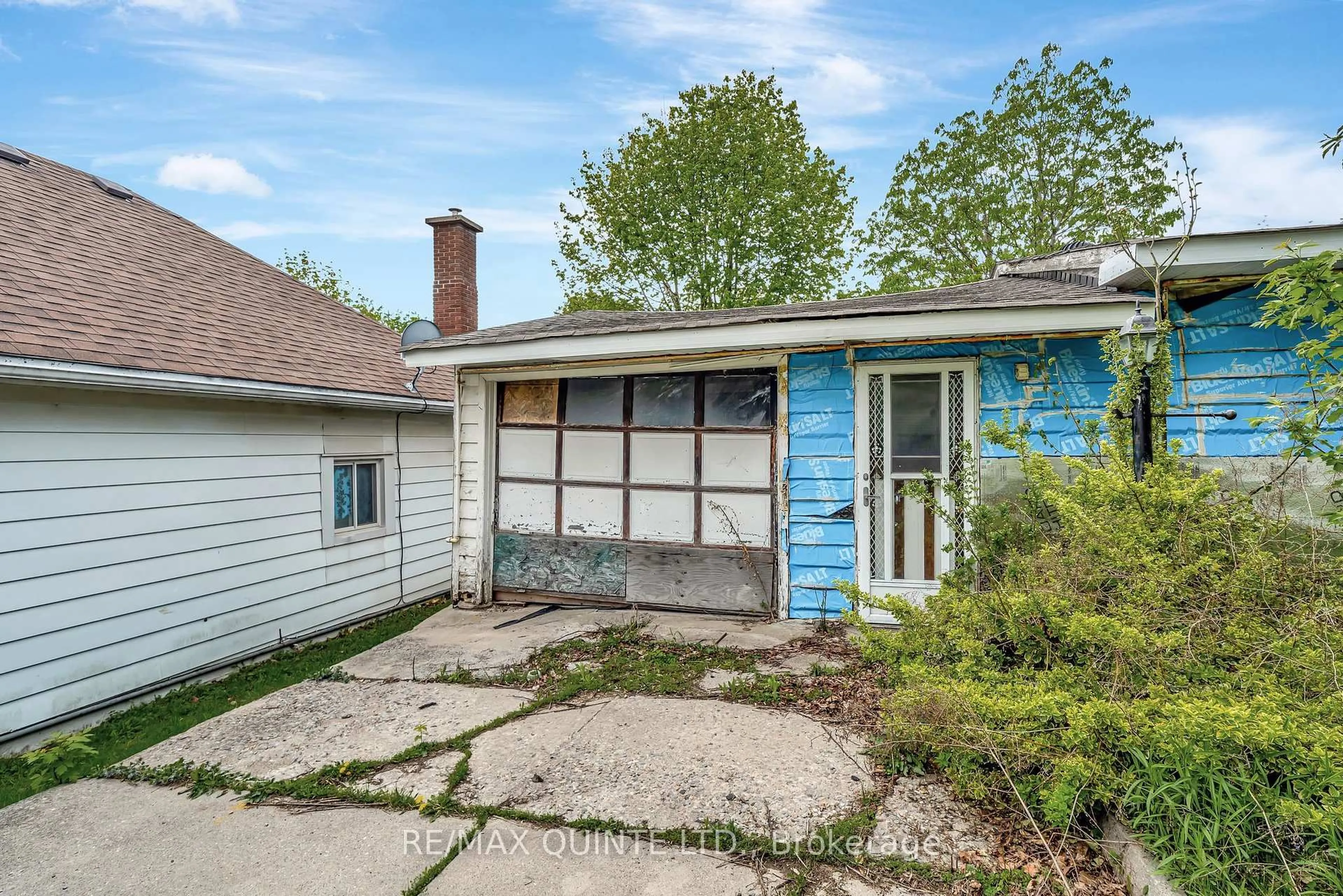 Home with vinyl exterior material, street for 90 Gordon St, Belleville Ontario K8P 3E8