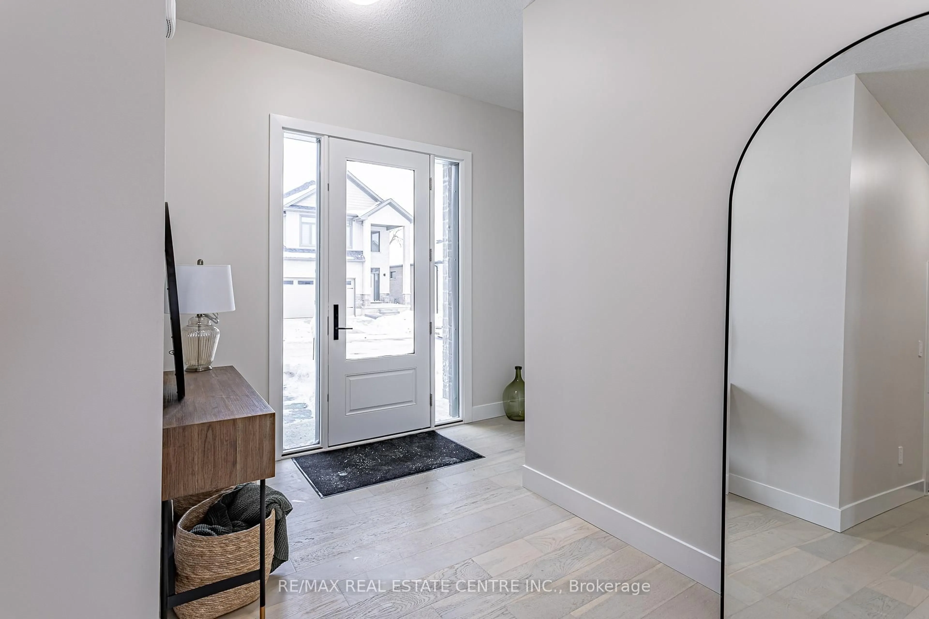 Indoor entryway for 7966 FALLON Dr #19, Lucan Biddulph Ontario N0M 1V0