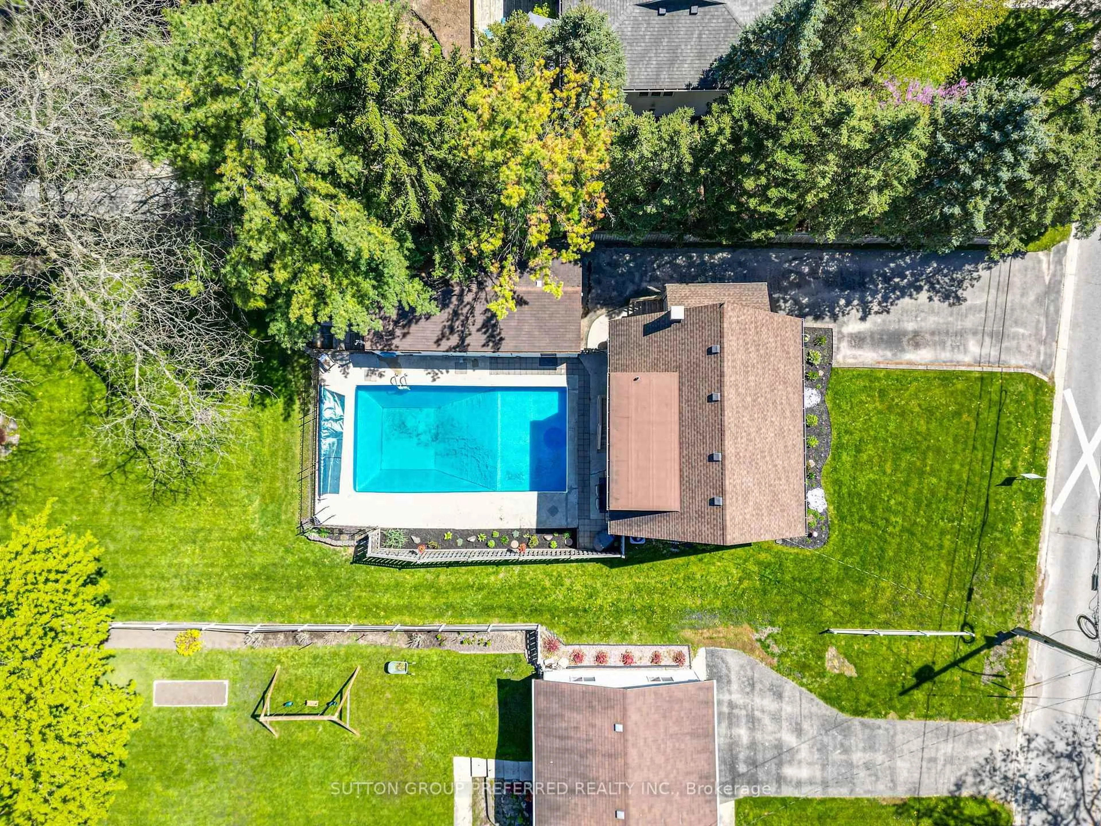A pic from outside/outdoor area/front of a property/back of a property/a pic from drone, unknown for 1678 Richmond St, Thames Centre Ontario N0L 1G0