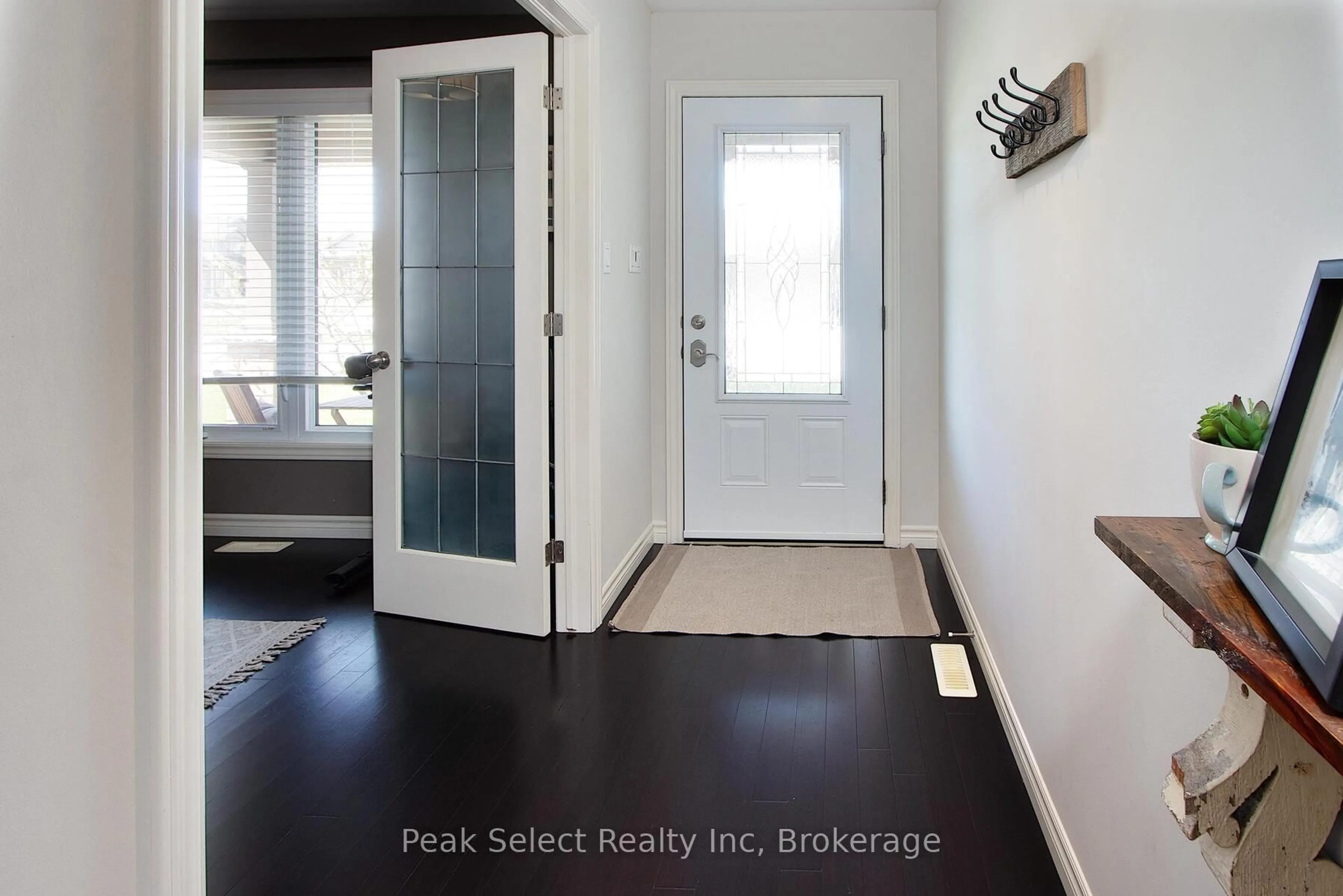 Indoor entryway for 121 Watson St, Lucan Biddulph Ontario N0M 2J0