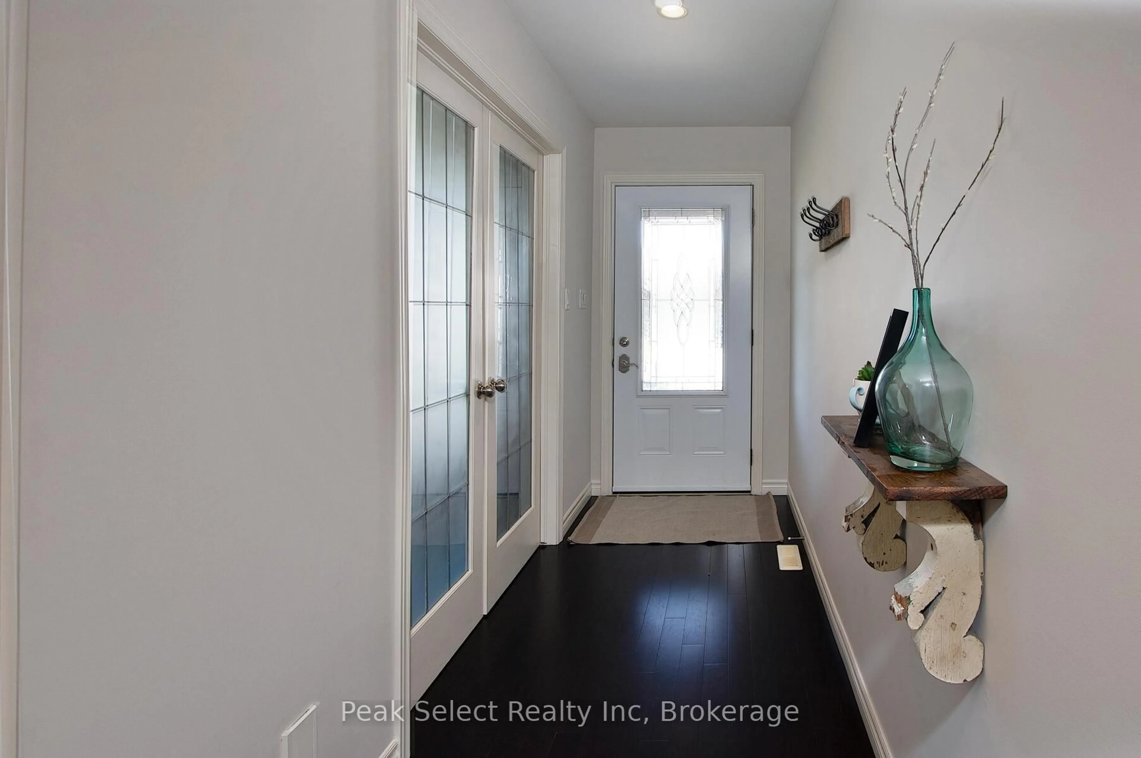 Indoor entryway for 121 Watson St, Lucan Biddulph Ontario N0M 2J0