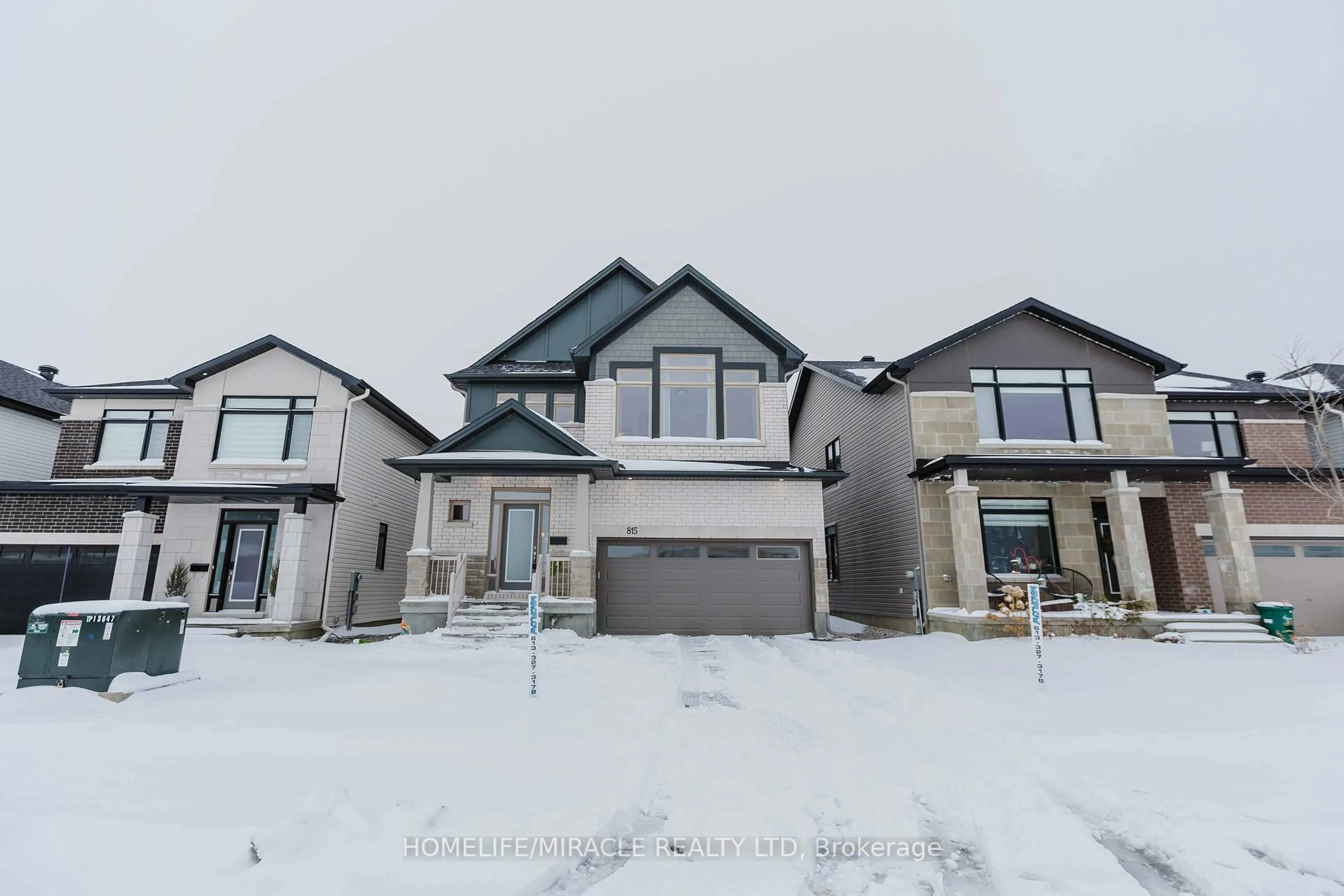 A pic from outside/outdoor area/front of a property/back of a property/a pic from drone, street for 815 Wooler Pl, Ottawa Ontario K1T 0X2