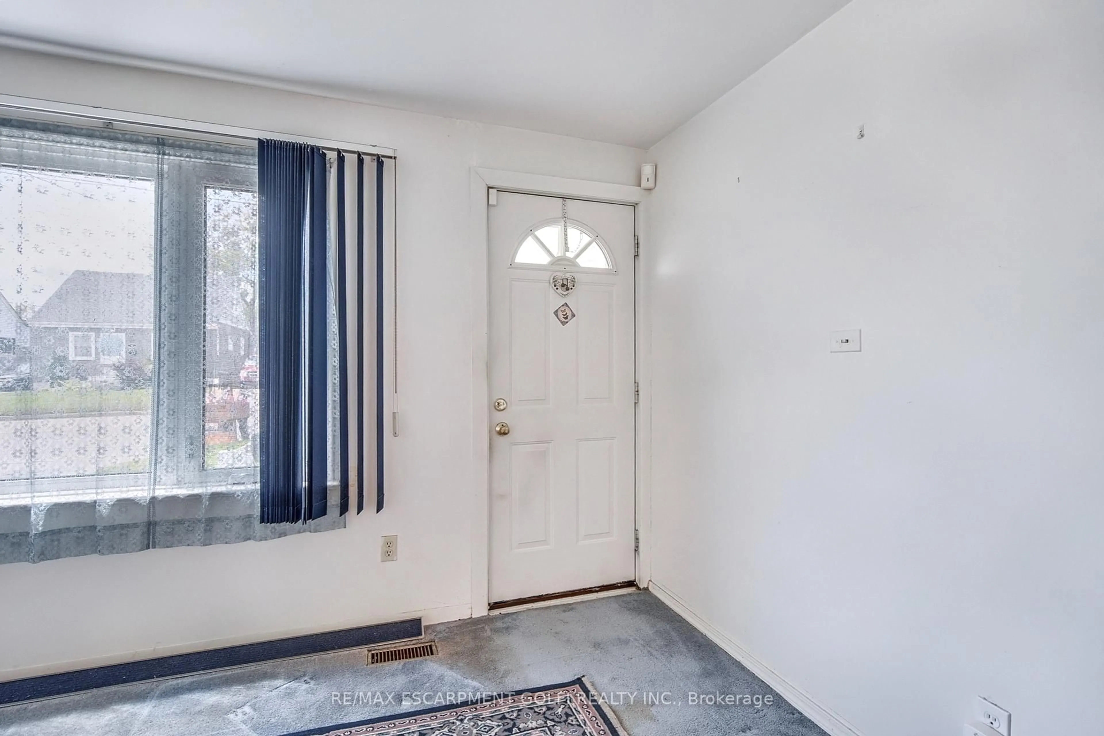 Indoor entryway for 51 DOUGLAS St, Fort Erie Ontario L2A 3W6