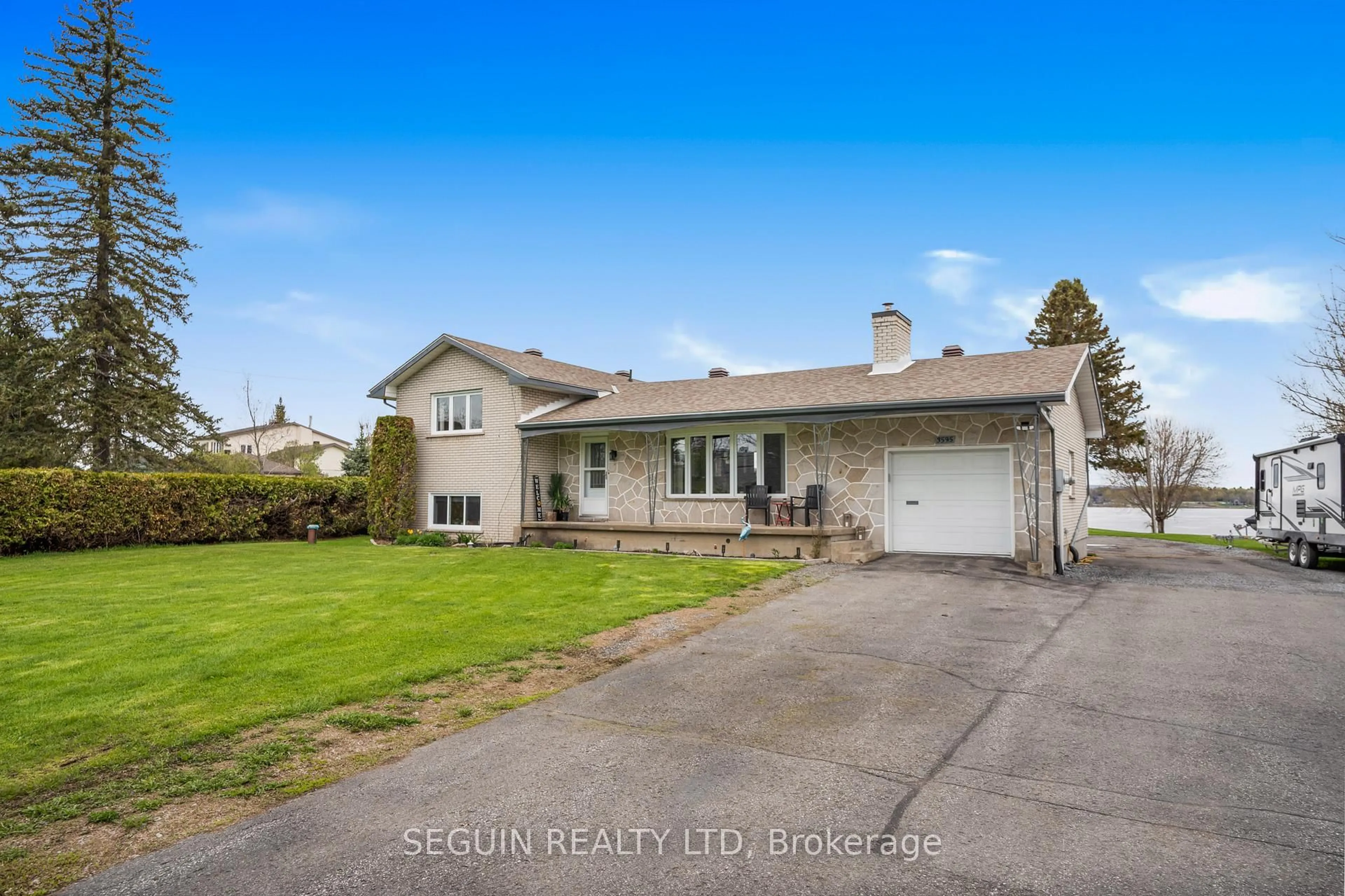 A pic from outside/outdoor area/front of a property/back of a property/a pic from drone, street for 3595 Front Rd, East Hawkesbury Ontario K6A 2W5