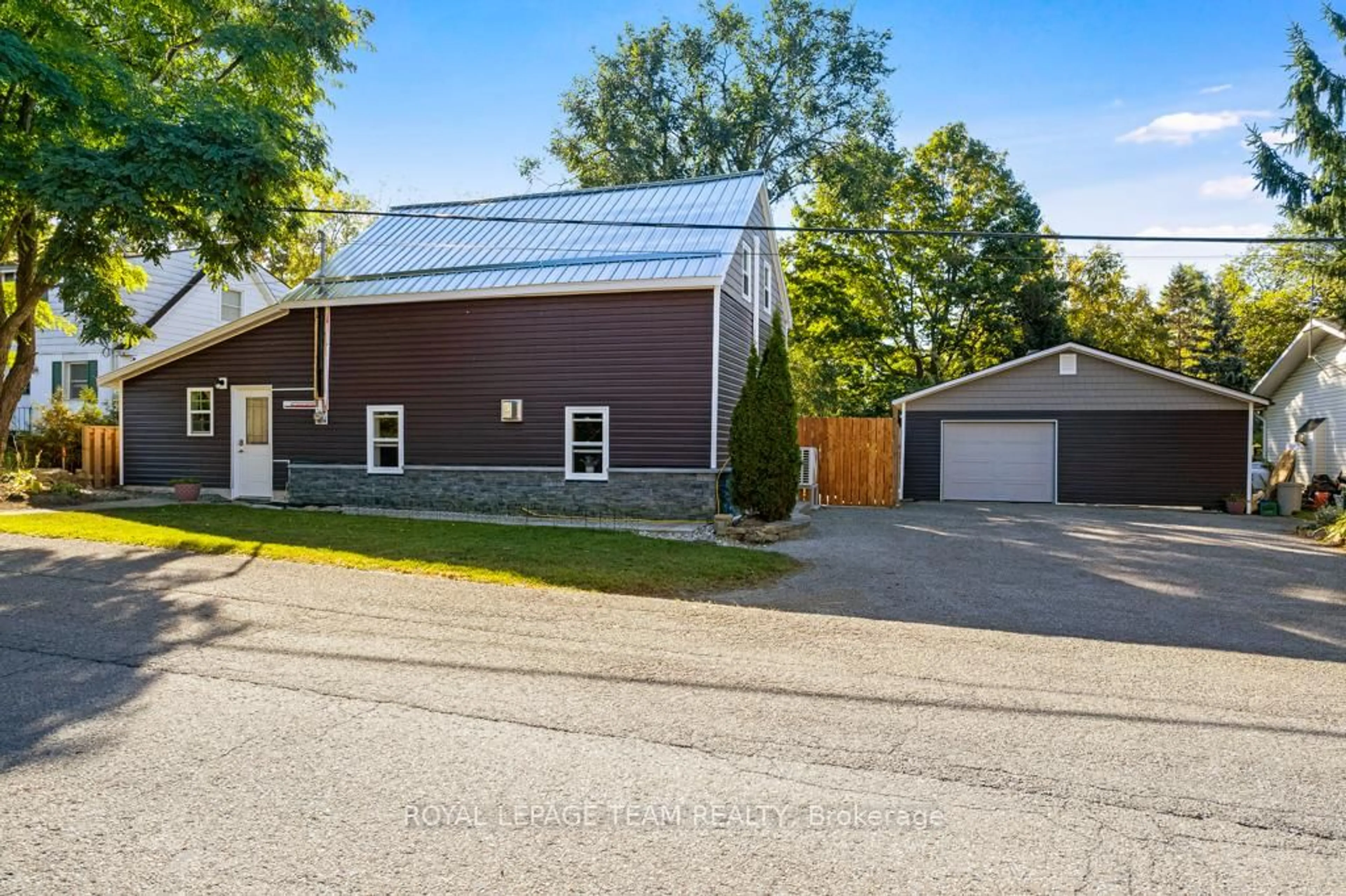 A pic from outside/outdoor area/front of a property/back of a property/a pic from drone, street for 118 WILLIAM St, Merrickville-Wolford Ontario K0G 1N0