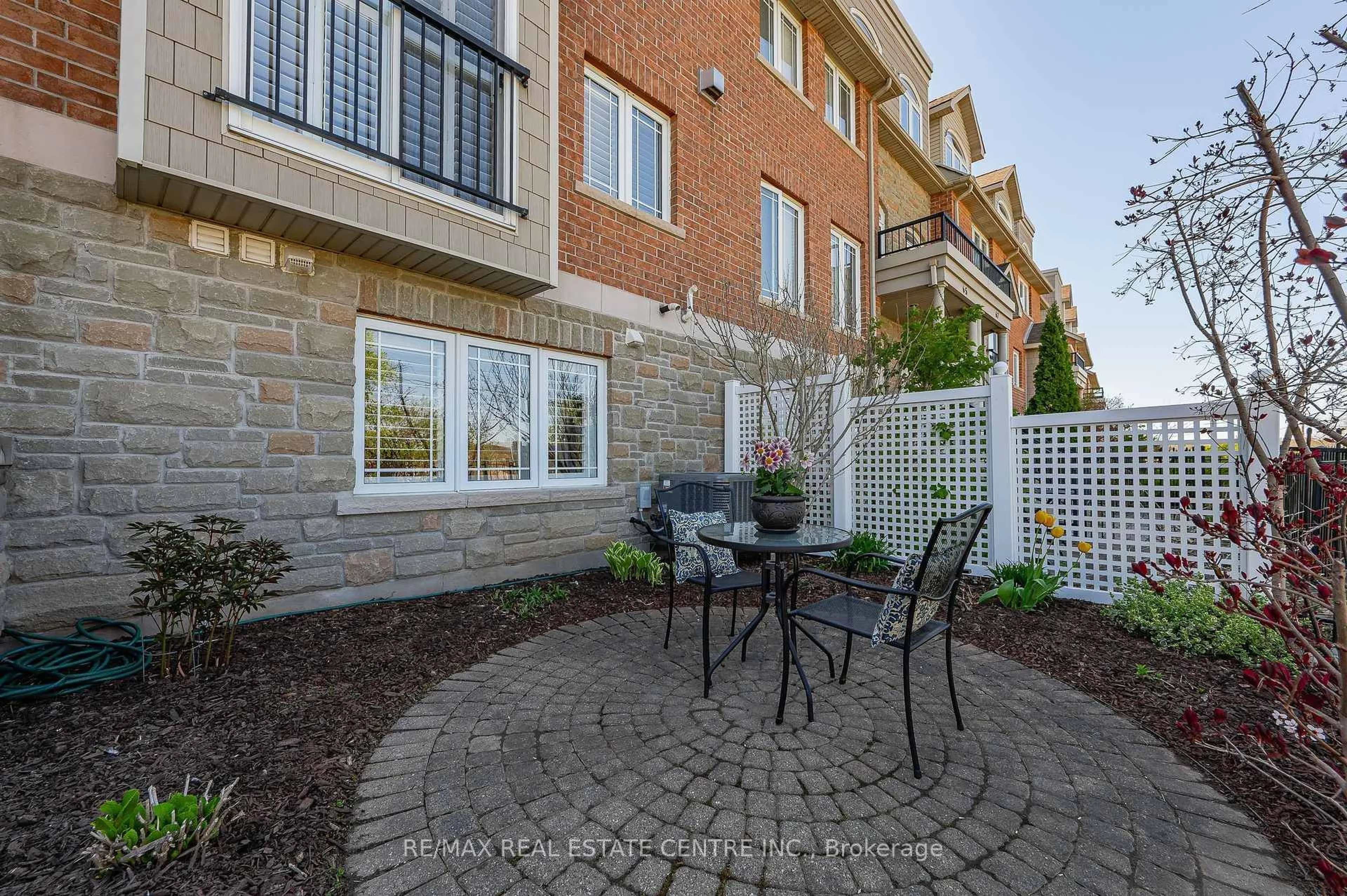 Patio, street for 63 Wellington South N/A, Cambridge Ontario N1R 8N4