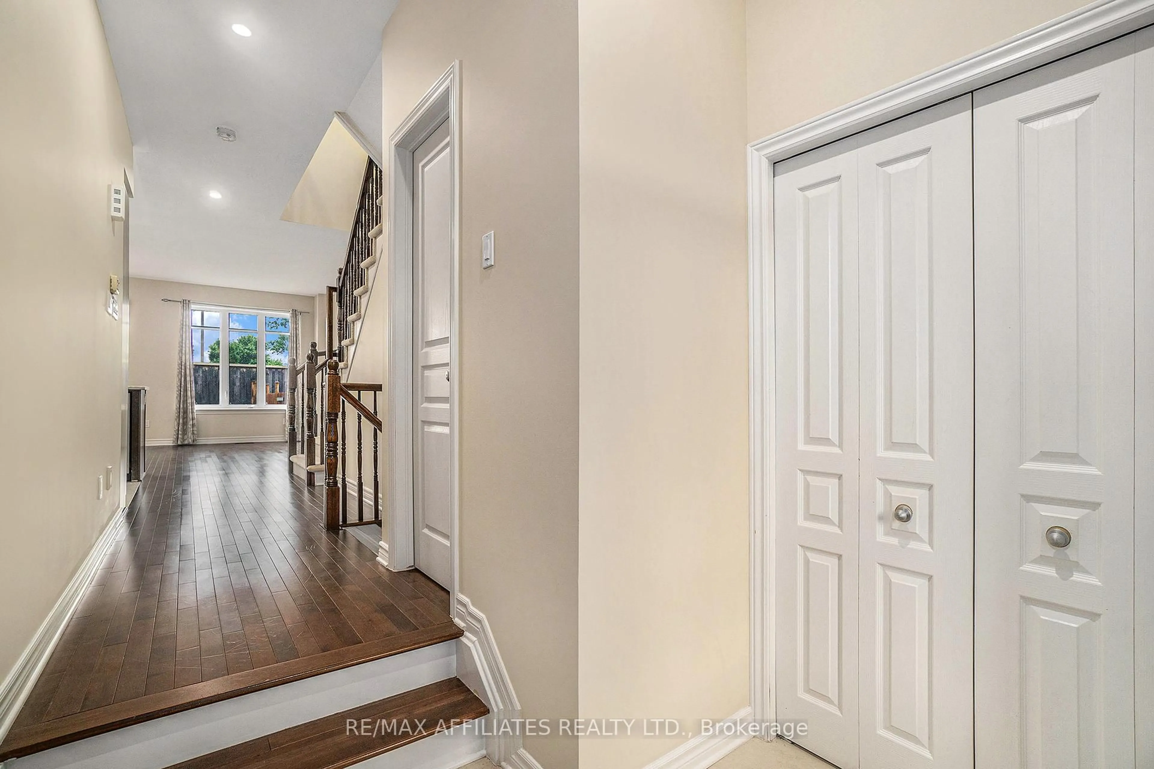 Indoor entryway for 2008 PENNYROYAL Cres, Orleans Ontario K4A 0S7