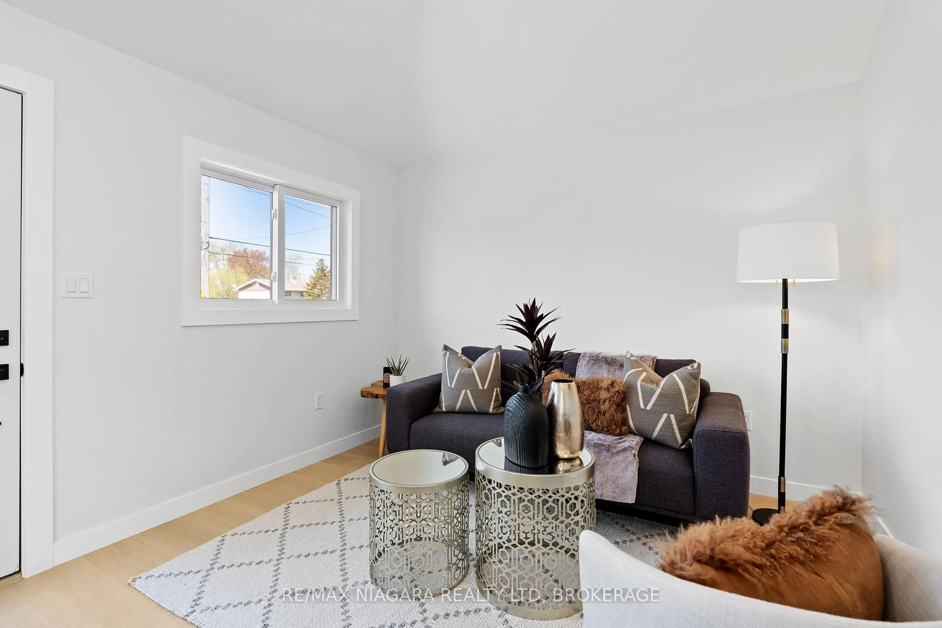 Living room with furniture, unknown for 151 Main St, Port Colborne Ontario L3K 1S5