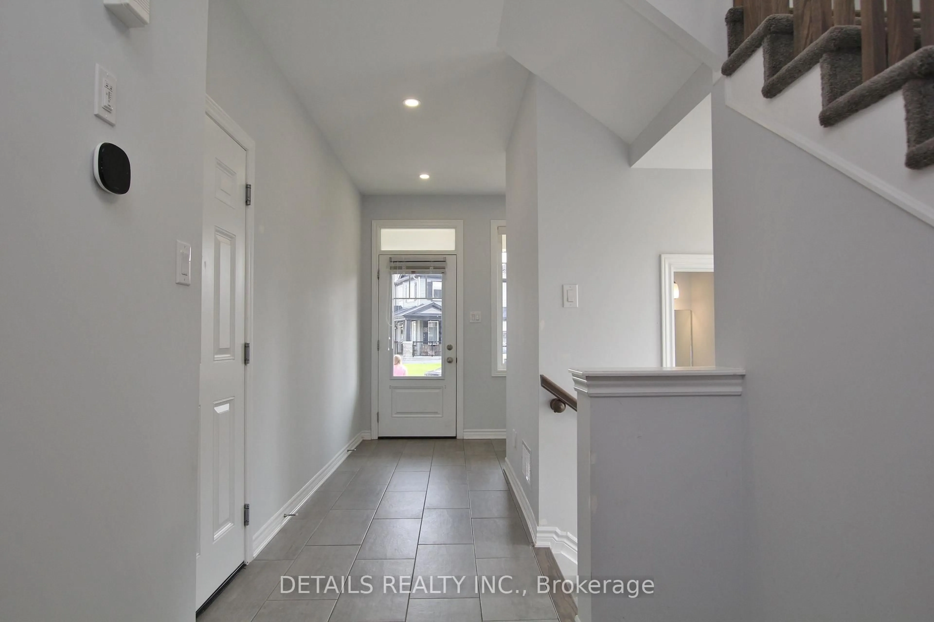 Indoor entryway for 116 Unity Pl, Ottawa Ontario K2S 2Y8