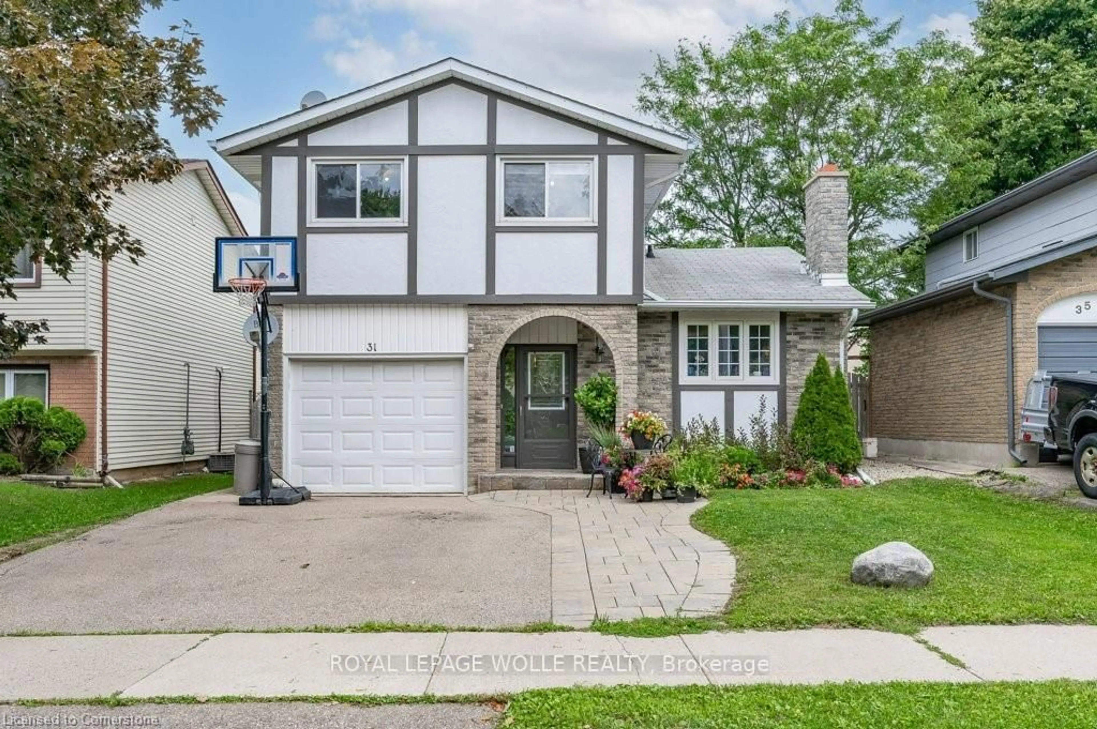 Home with vinyl exterior material, street for 31 Driftwood Pl, Kitchener Ontario N2N 1W3