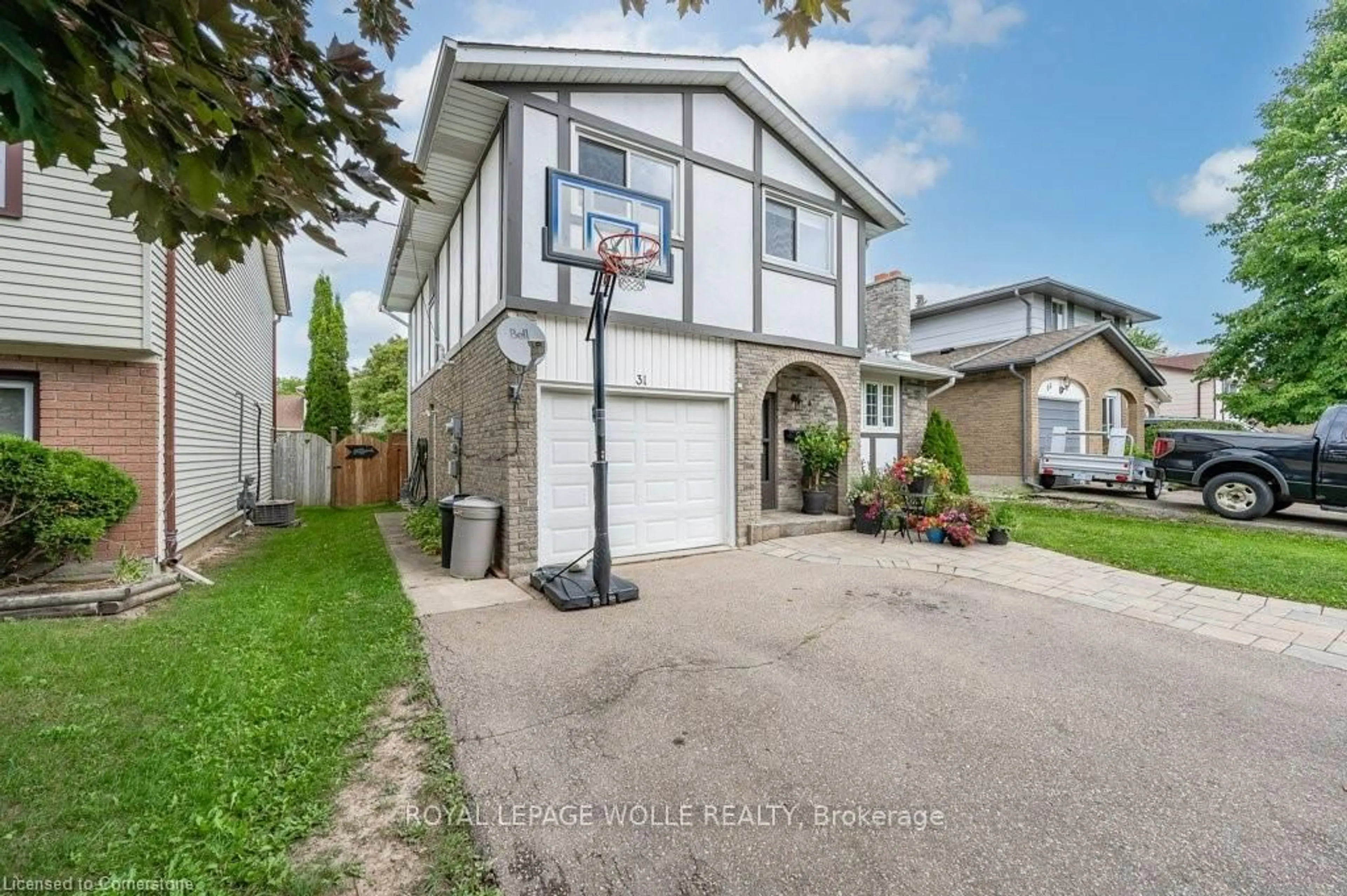 Home with vinyl exterior material, street for 31 Driftwood Pl, Kitchener Ontario N2N 1W3