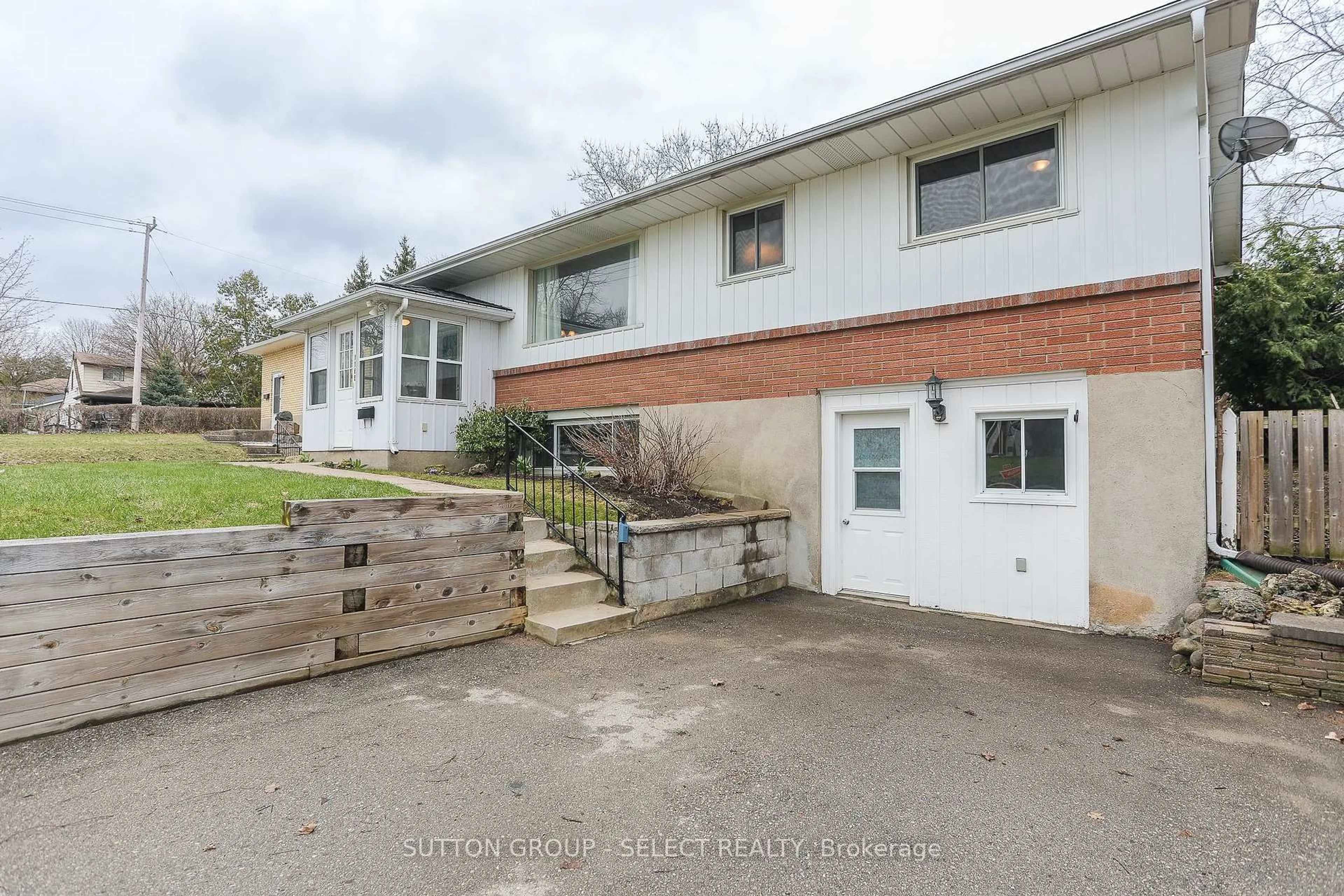 A pic from outside/outdoor area/front of a property/back of a property/a pic from drone, street for 1165 Melsandra Ave, London East Ontario N5Y 4N8