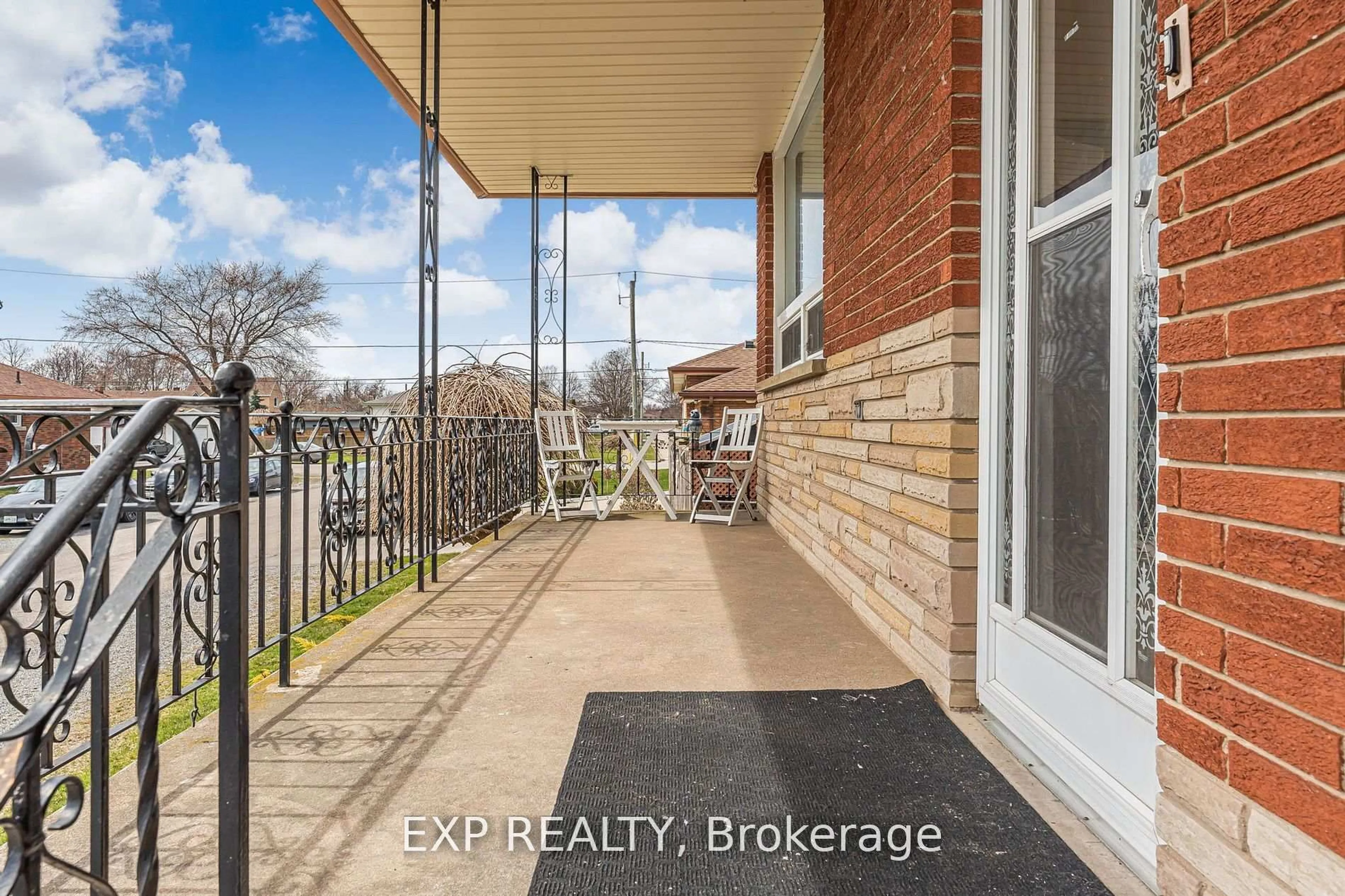 A pic from outside/outdoor area/front of a property/back of a property/a pic from drone, street for 190 Christmas St, Port Colborne Ontario L3K 1M9
