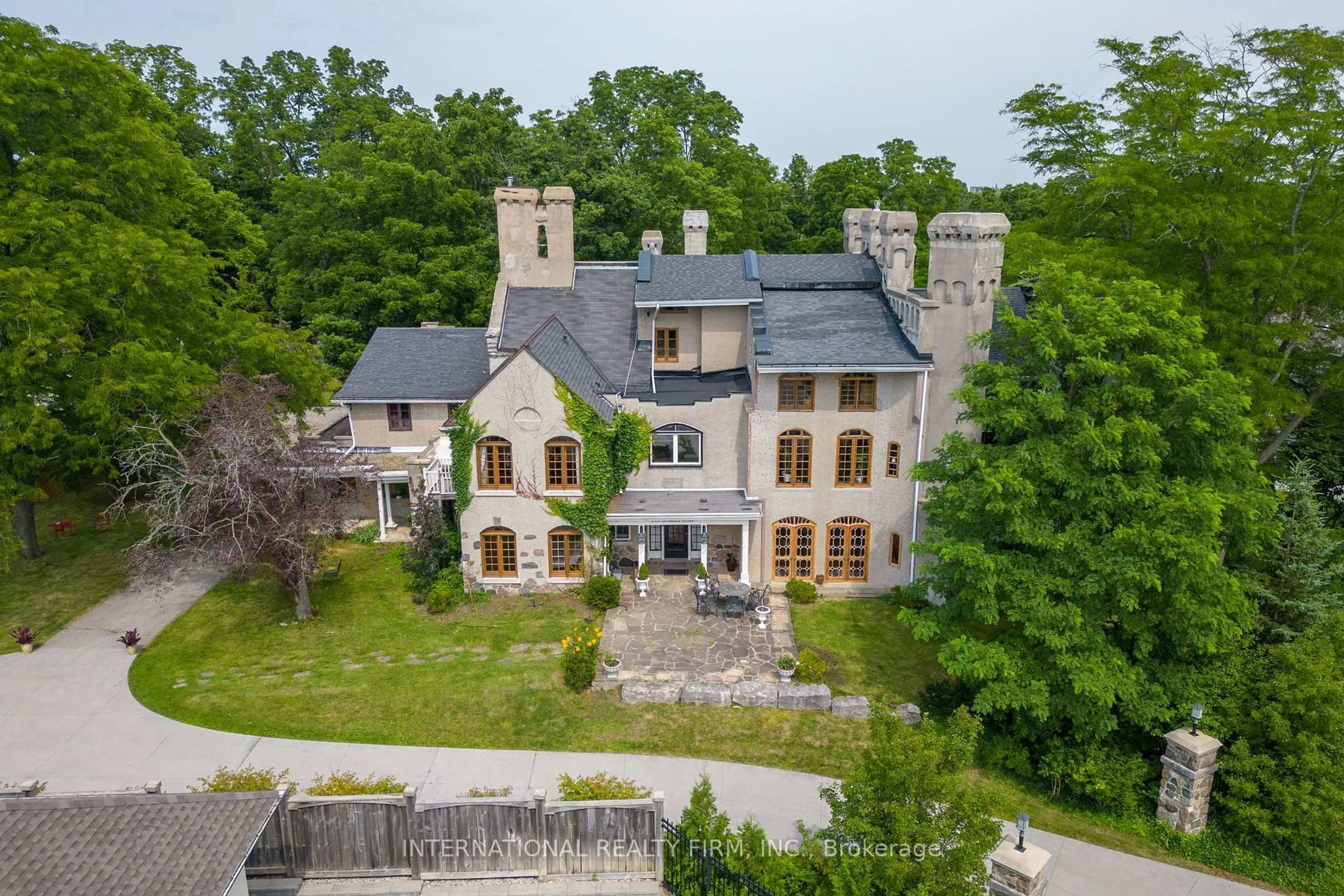 A pic from outside/outdoor area/front of a property/back of a property/a pic from drone, unknown for 255 Delacourt Rd, London North Ontario N6G 0H3