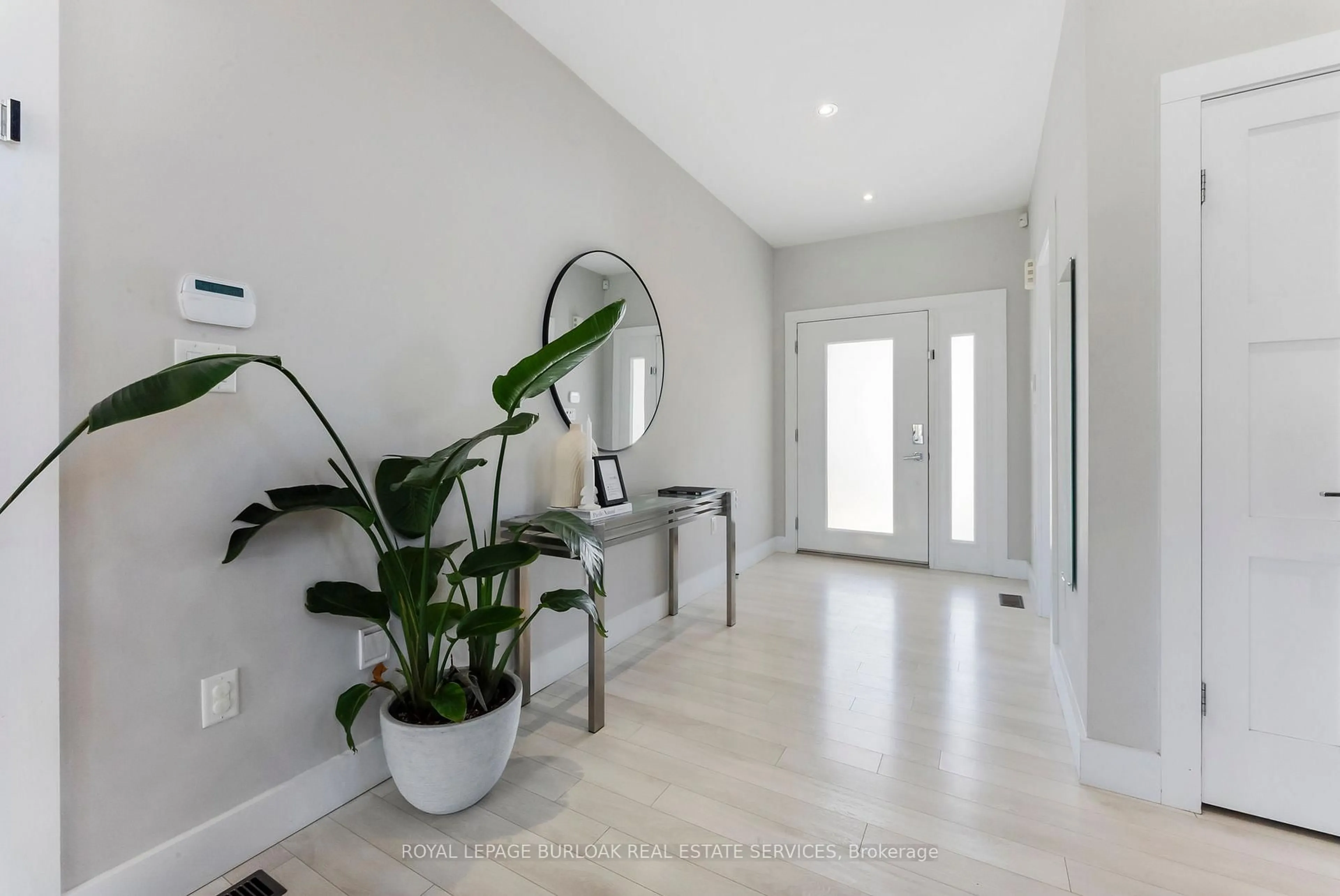 Indoor entryway for 276 Millen Rd, Hamilton Ontario L8E 2G9