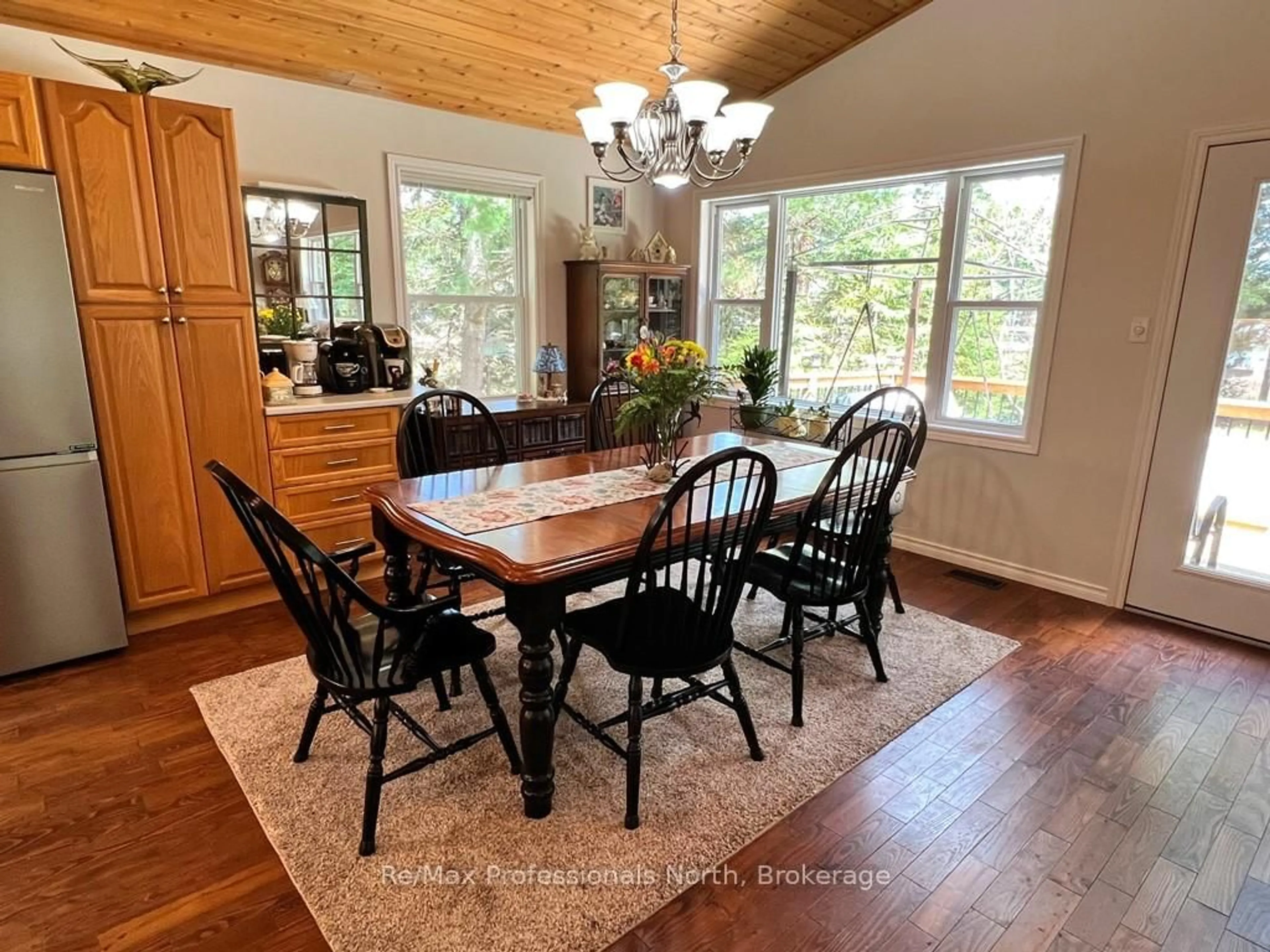 Dining room, wood/laminate floor for 4501 Elephant Lake Rd, Dysart et al Ontario K0L 1M1