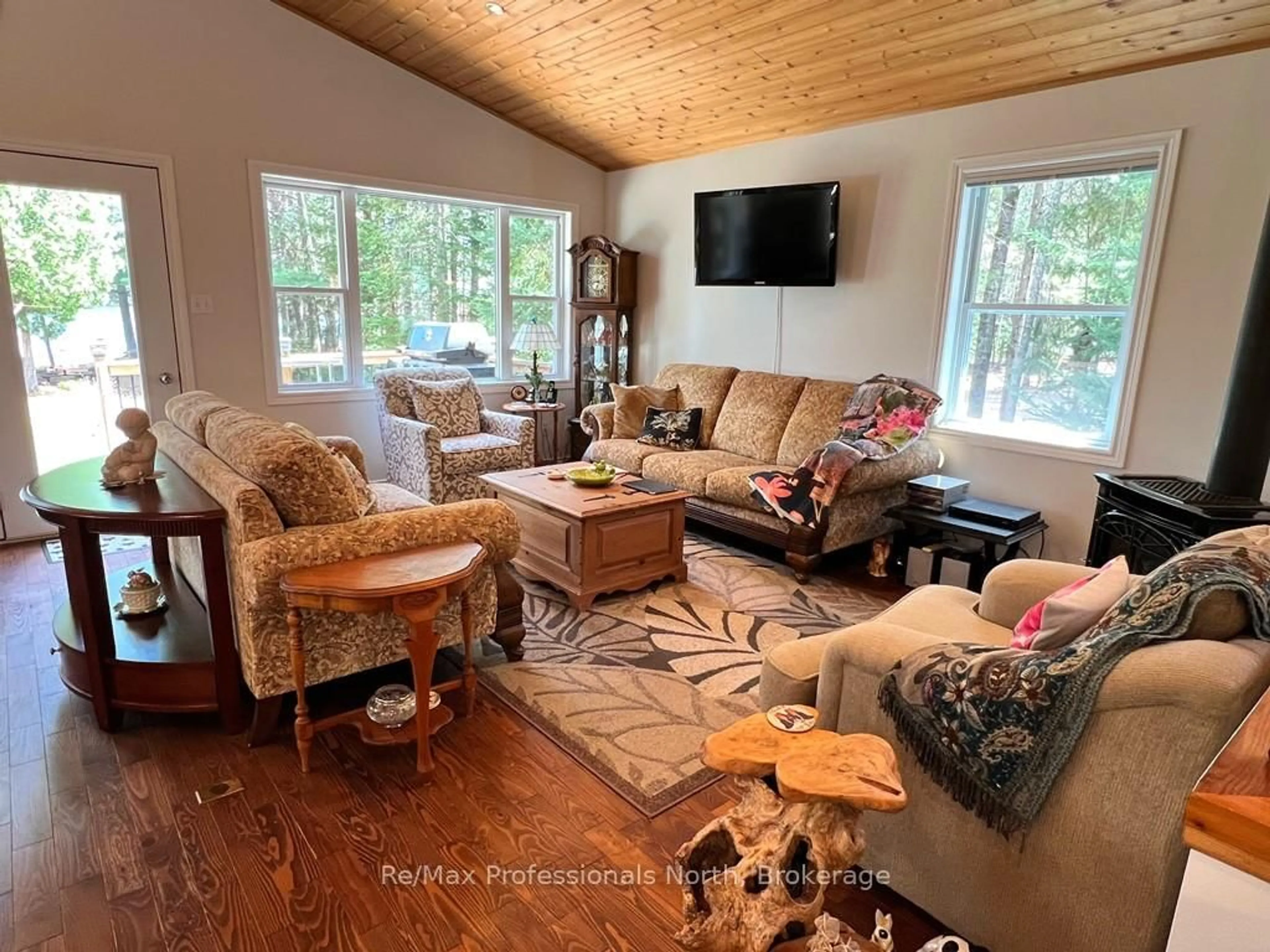 Living room with furniture, wood/laminate floor for 4501 Elephant Lake Rd, Dysart et al Ontario K0L 1M1
