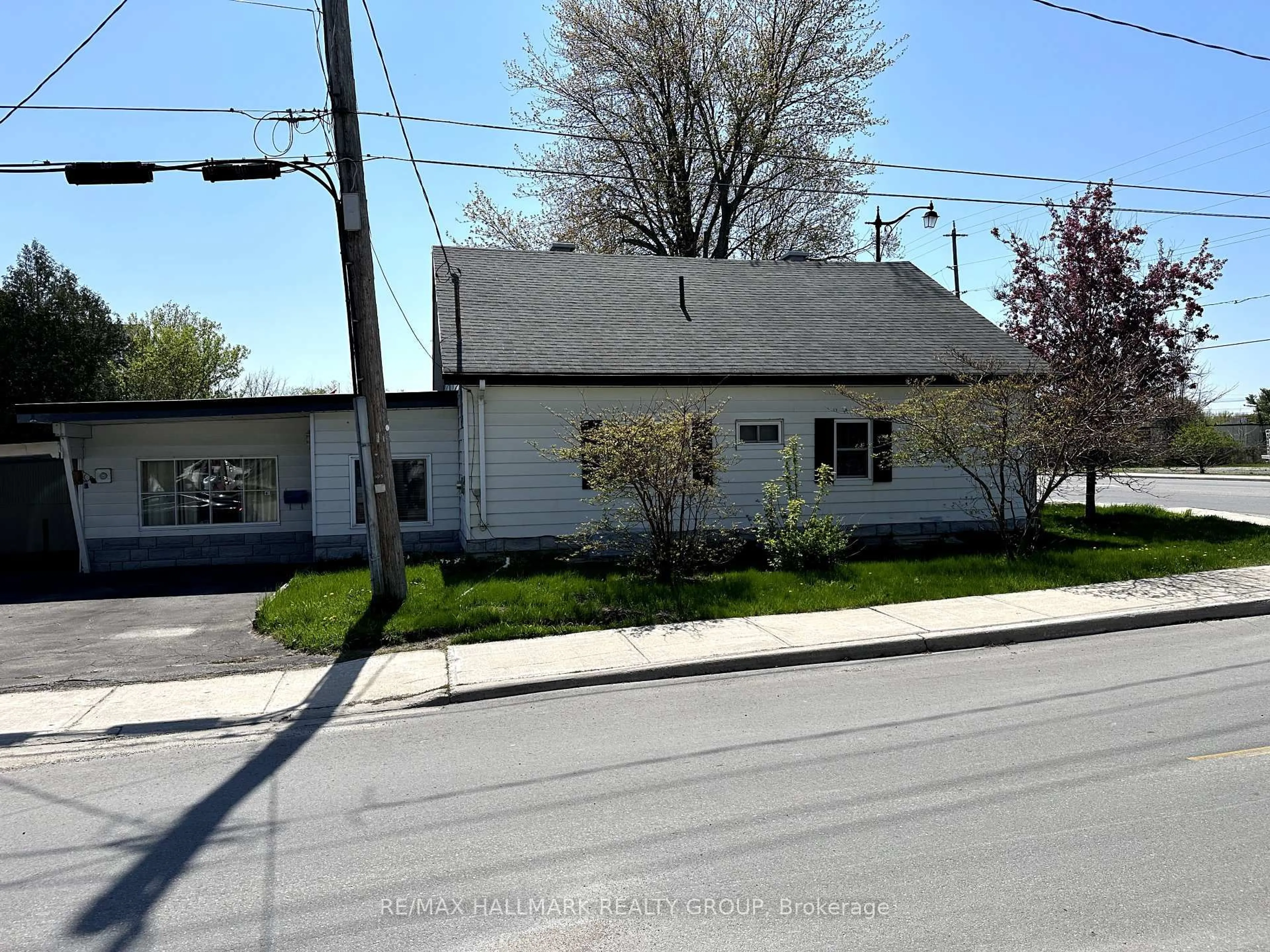 A pic from outside/outdoor area/front of a property/back of a property/a pic from drone, street for 103 Wilson St, Perth Ontario K7H 2P1
